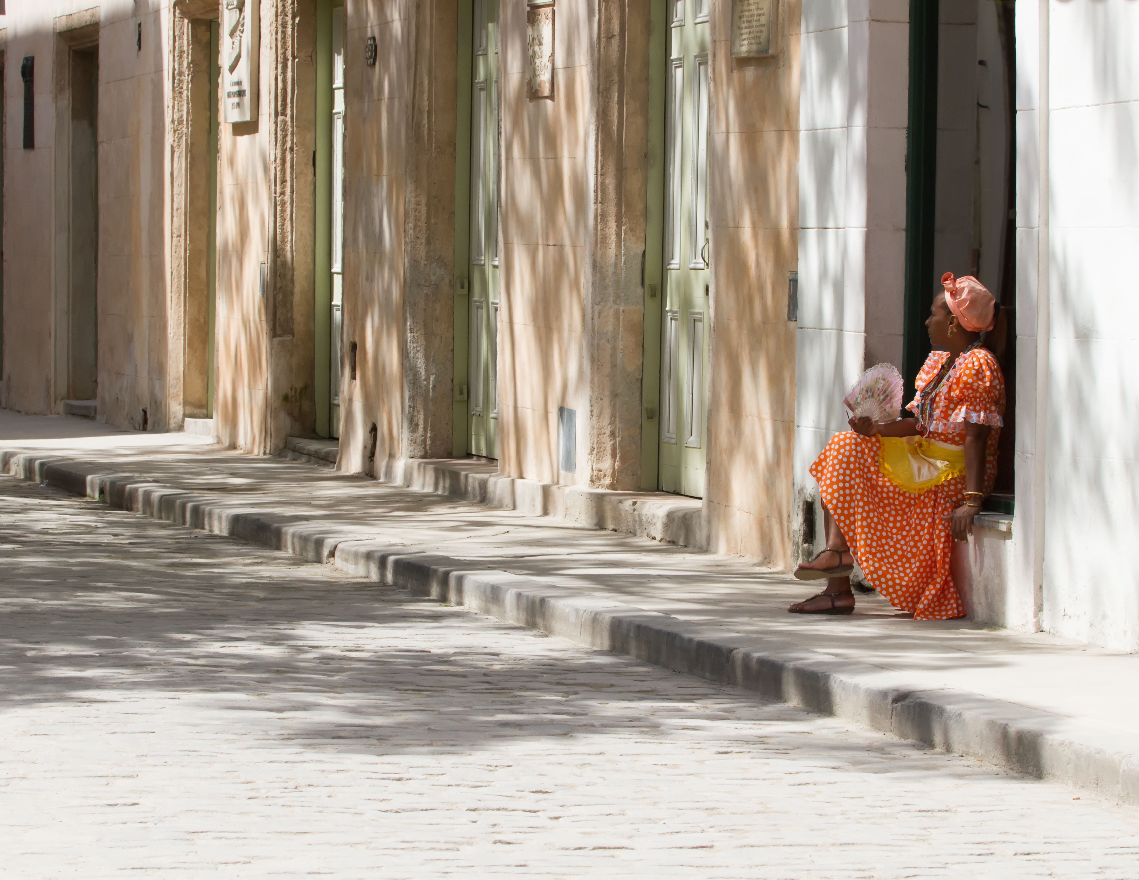 positive emotion, emotion, Havana, bowever, real people, sitting, street, day, cuba, building, outdoors, 4K, togetherness, adult, Cuban, travel Locations, HD Wallpaper