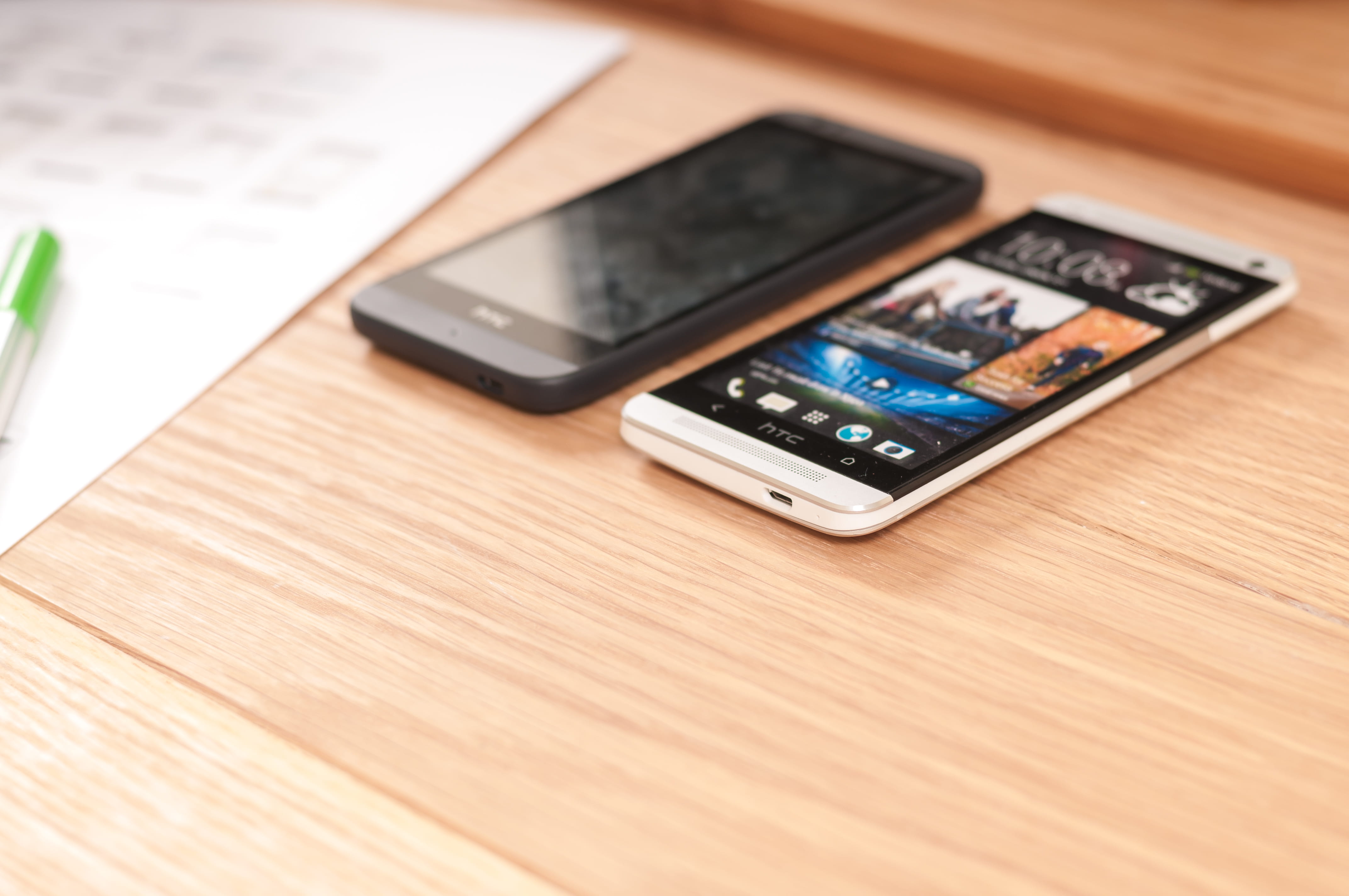 gadget, selective focus, button, table, digital tablet, digital viewfinder, mobile phone, holding, electronic organizer, black, closeup, portable information device, HD Wallpaper