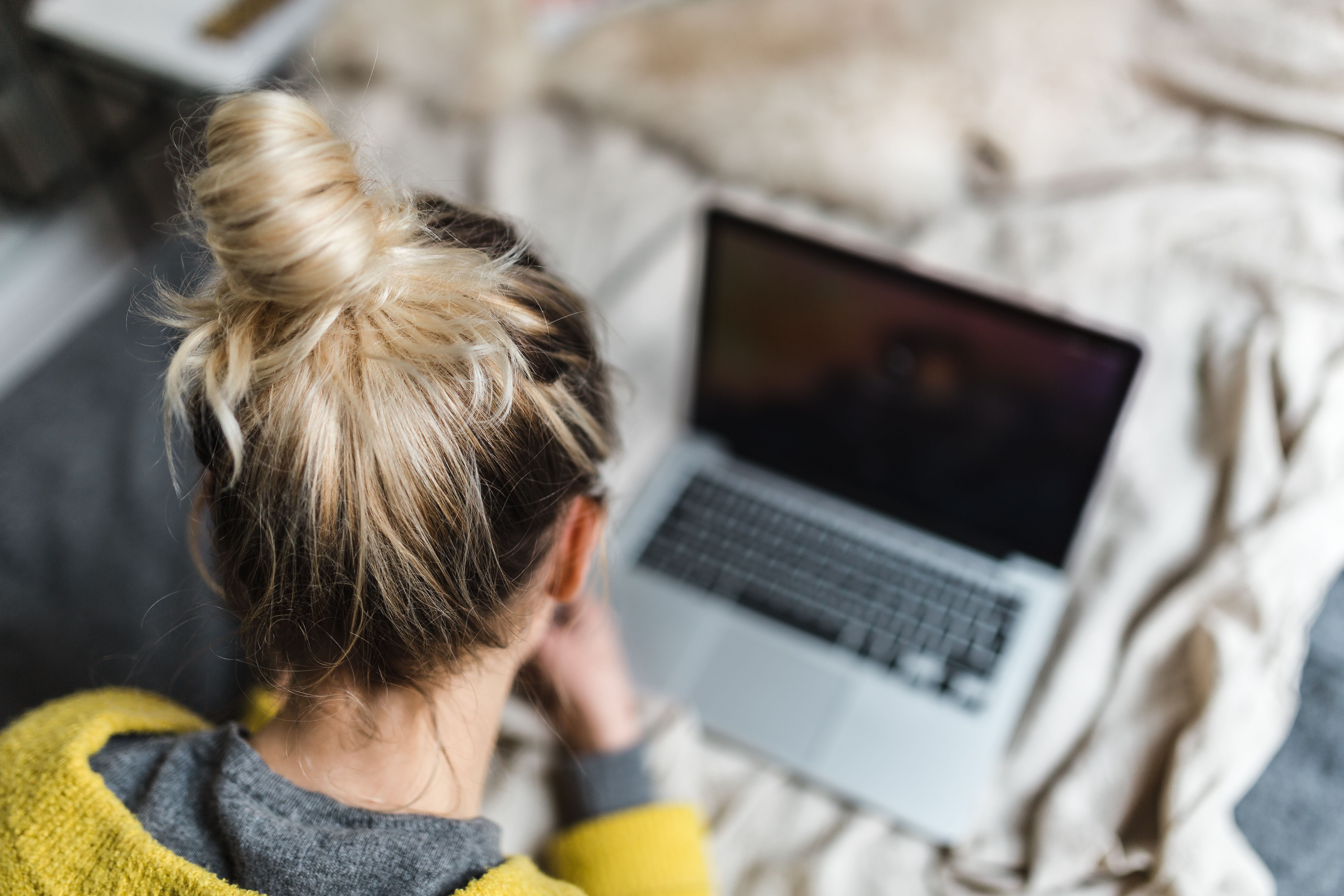 caucasian, cozy, men, adult, one Person, comfy, adults Only, at home, connection, women, surfing the Net, hair, wireless Technology, females, influencer, HD Wallpaper