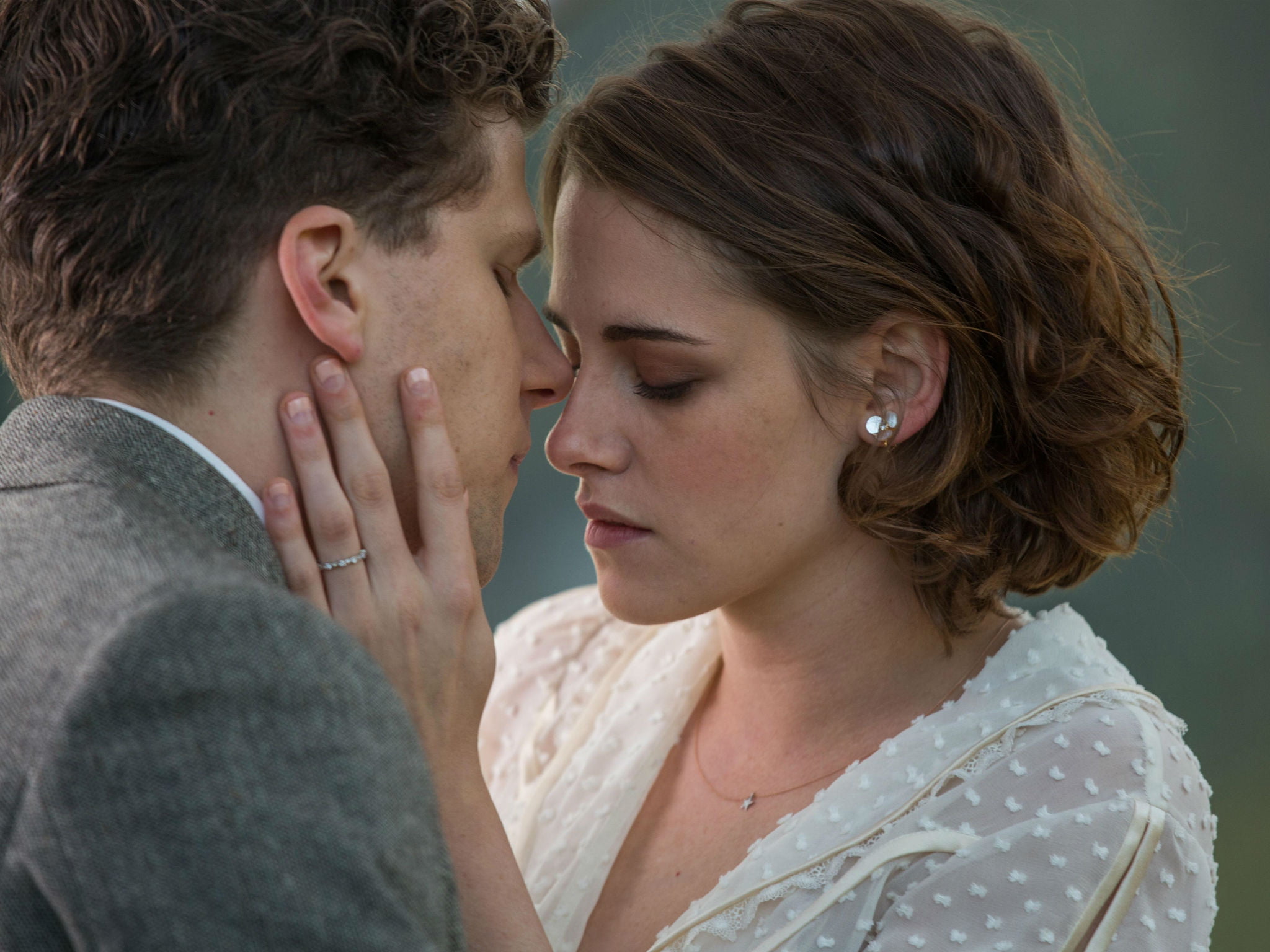 kissing, dating, affectionate, beauty, 1080P, wife, caucasian Ethnicity, romance, embracing, looking, jesse eisenberg, day, touching, headshot, bride, HD Wallpaper