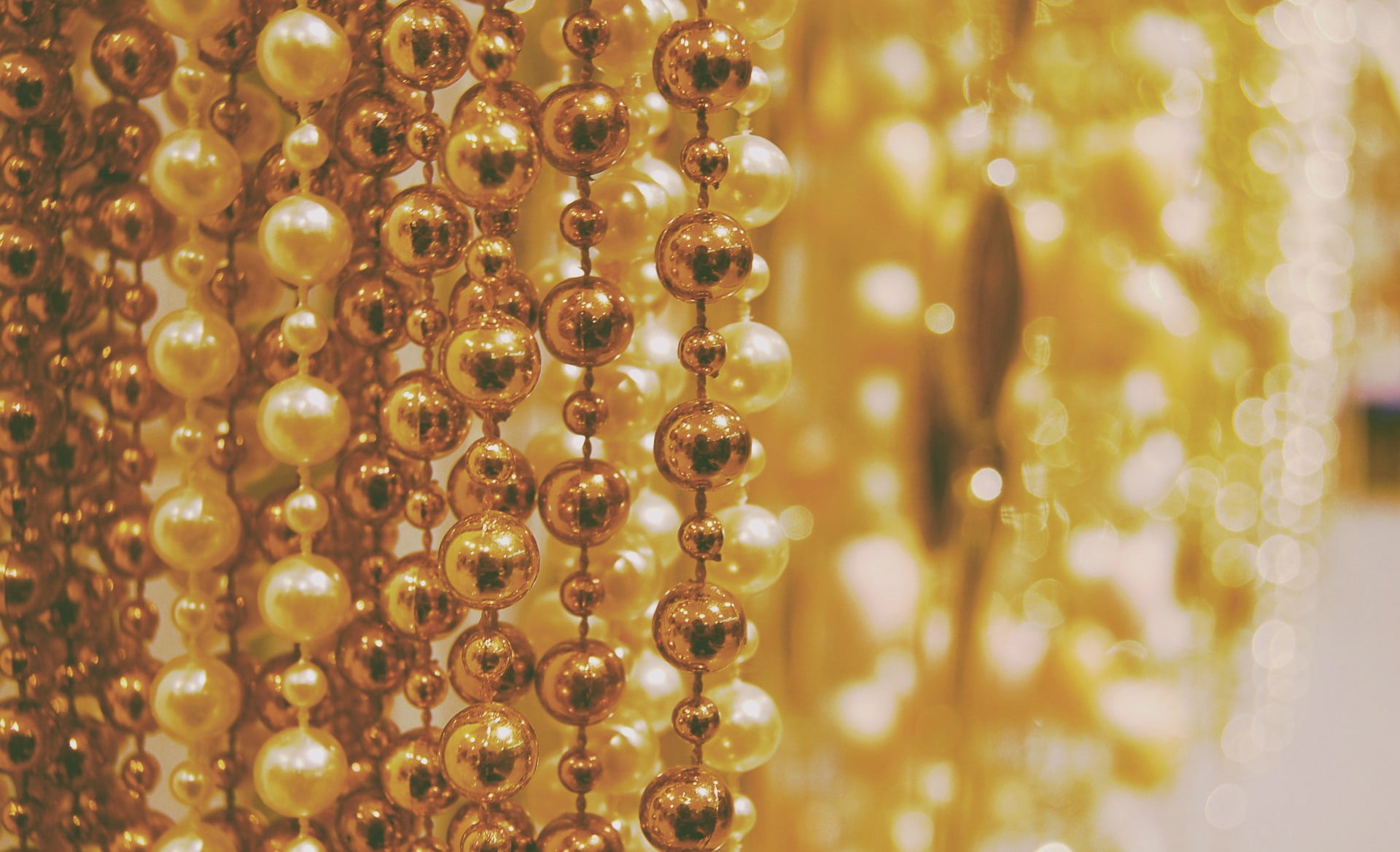 shiny, ornate, semi-precious gem, decoration, 1080P, fashion, precious gem, luxury, pearl jewelry, necklace, high society, photography, indoors, backgrounds, HD Wallpaper