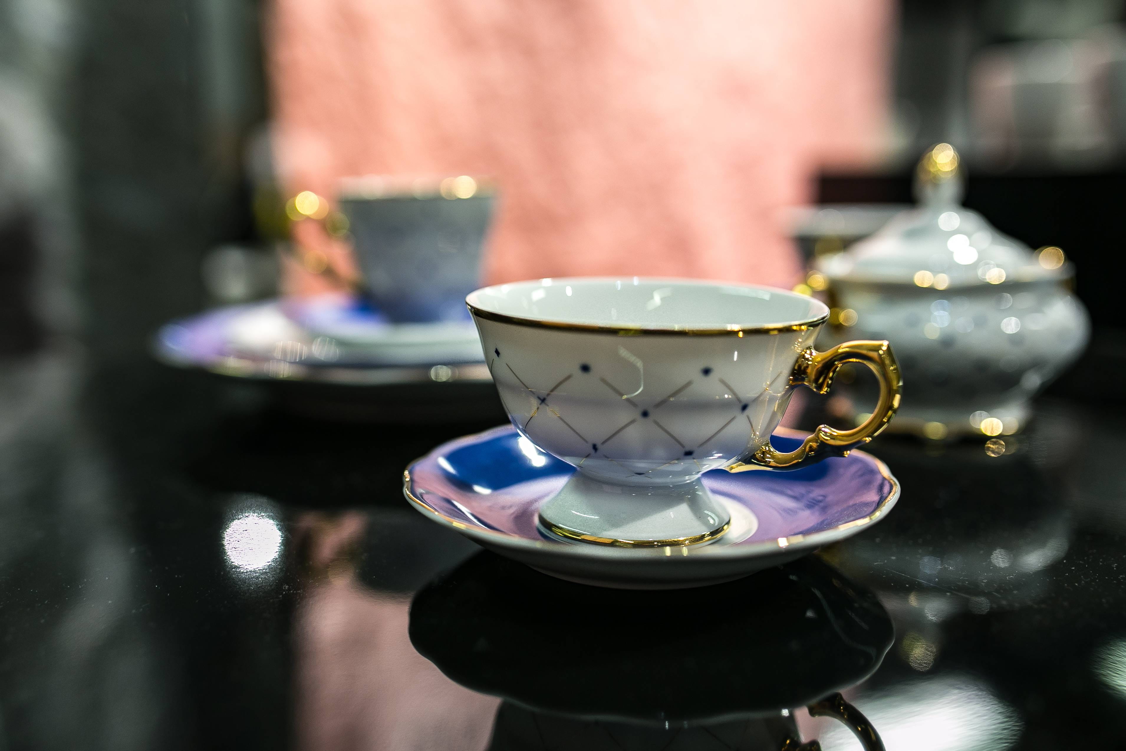 coffee Cup, focus on foreground, crockery, reflection, antique, elegant, 2K, cups, saucer, design, teapot, Collection, hot drink, ceramics, coffee - Drink, HD Wallpaper