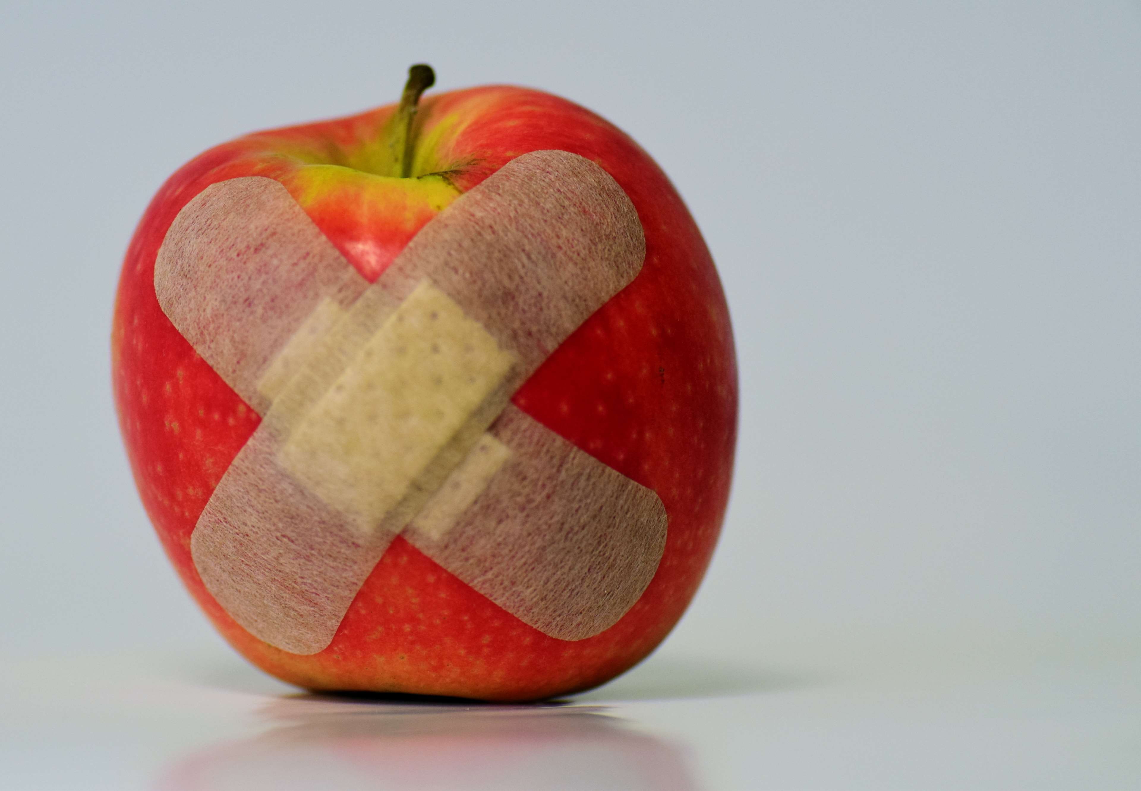 studio shot, close-up, apple, no people, healing, 4K, ill, freshness, slice, eat, indoors, healthy lifestyle, single object, association, heart shape, HD Wallpaper