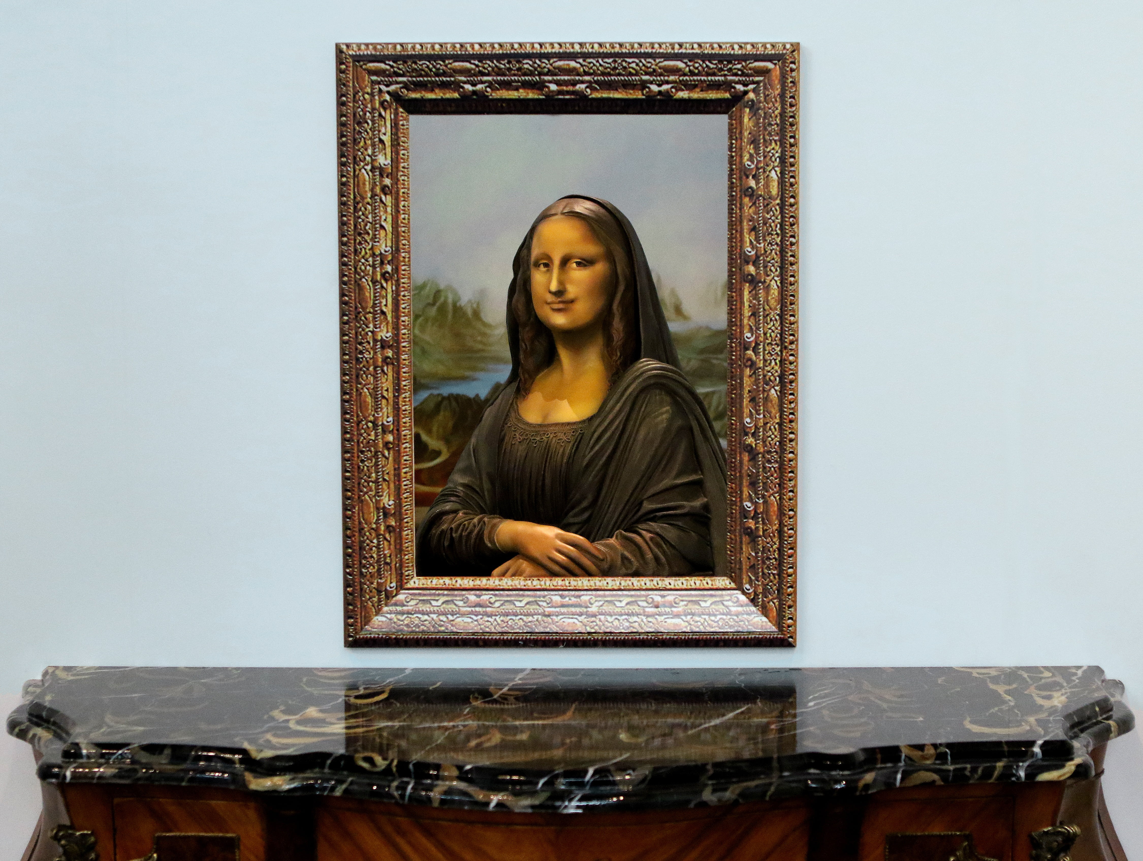 statue, surprise, grounds for sculpture, table, adult, john seward johnson ii, sculpture garden, monalisa, hole in the wall, frame, lifestyles, casual clothing, HD Wallpaper