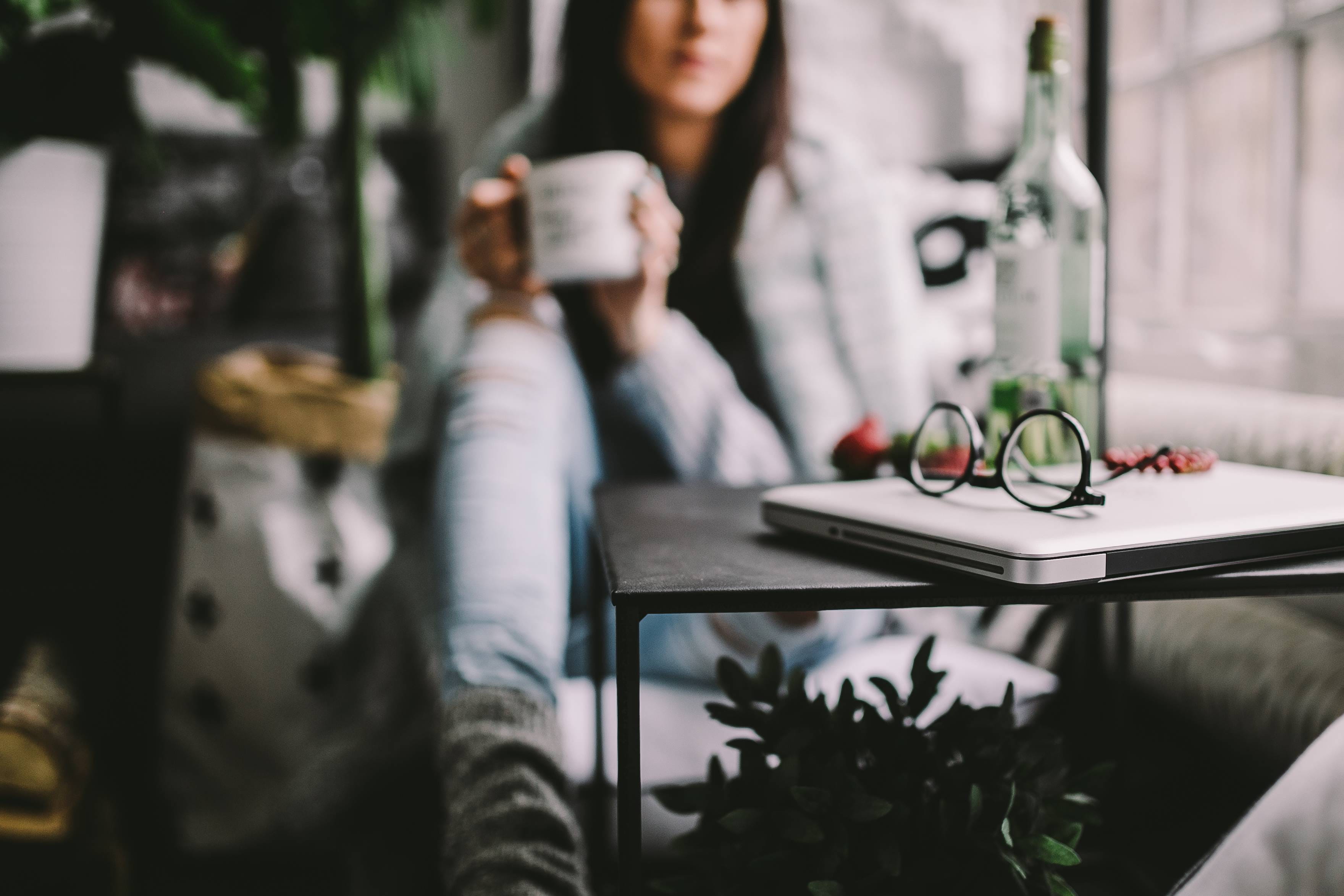 adult, adults only, glasses, Girl, one woman only, selective focus, 2K, three quarter length, sitting, only women, funny, females, business, one Person, HD Wallpaper