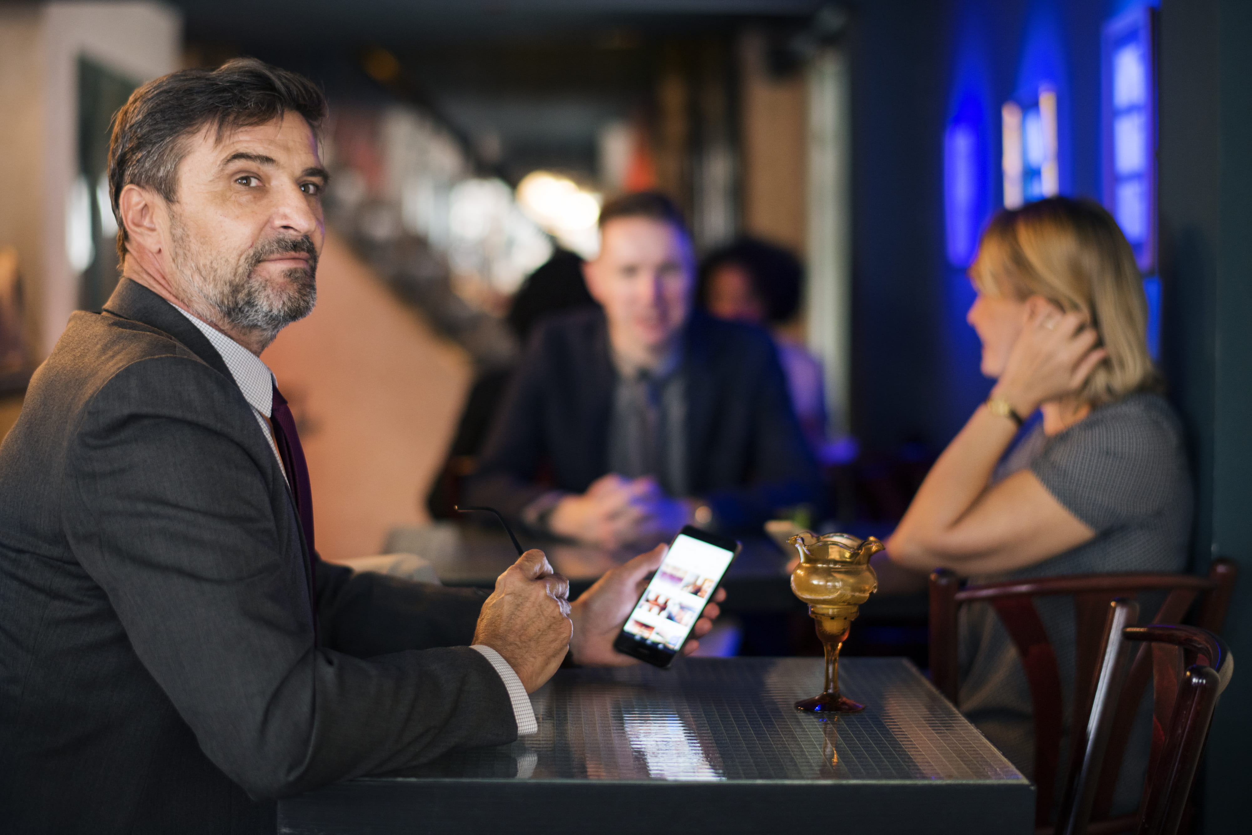 meeting, indoors, sitting, 4K, communication, leader, colleagues, people, women, pub, team, happy hour, group of people, businesswoman, men, ceo, bar - drink establishment, HD Wallpaper