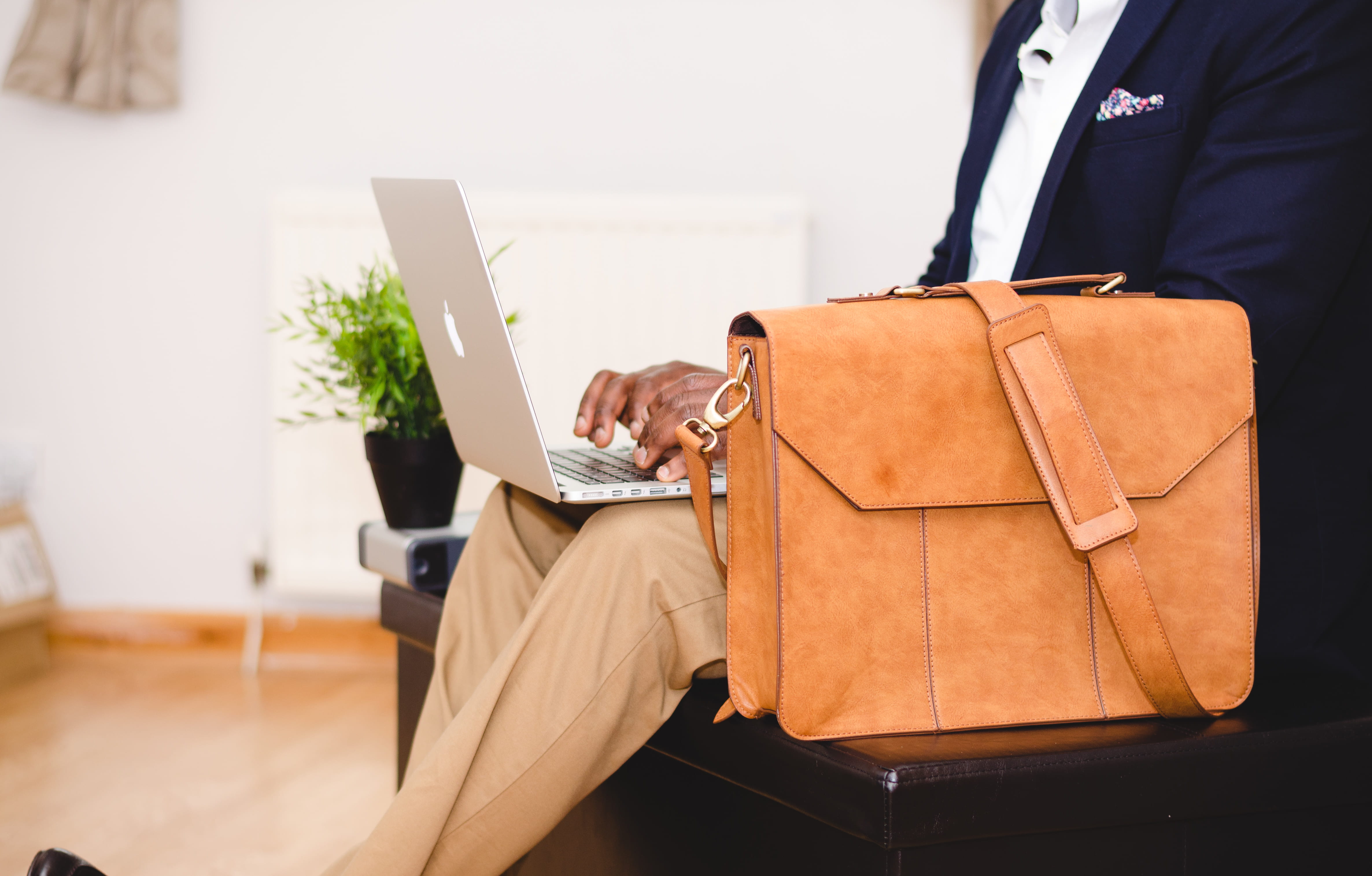 business person, wireless technology, adult, one person, using, connection, start-up, pro, apple, laptop, communication, travel, person, suit, internet, HD Wallpaper