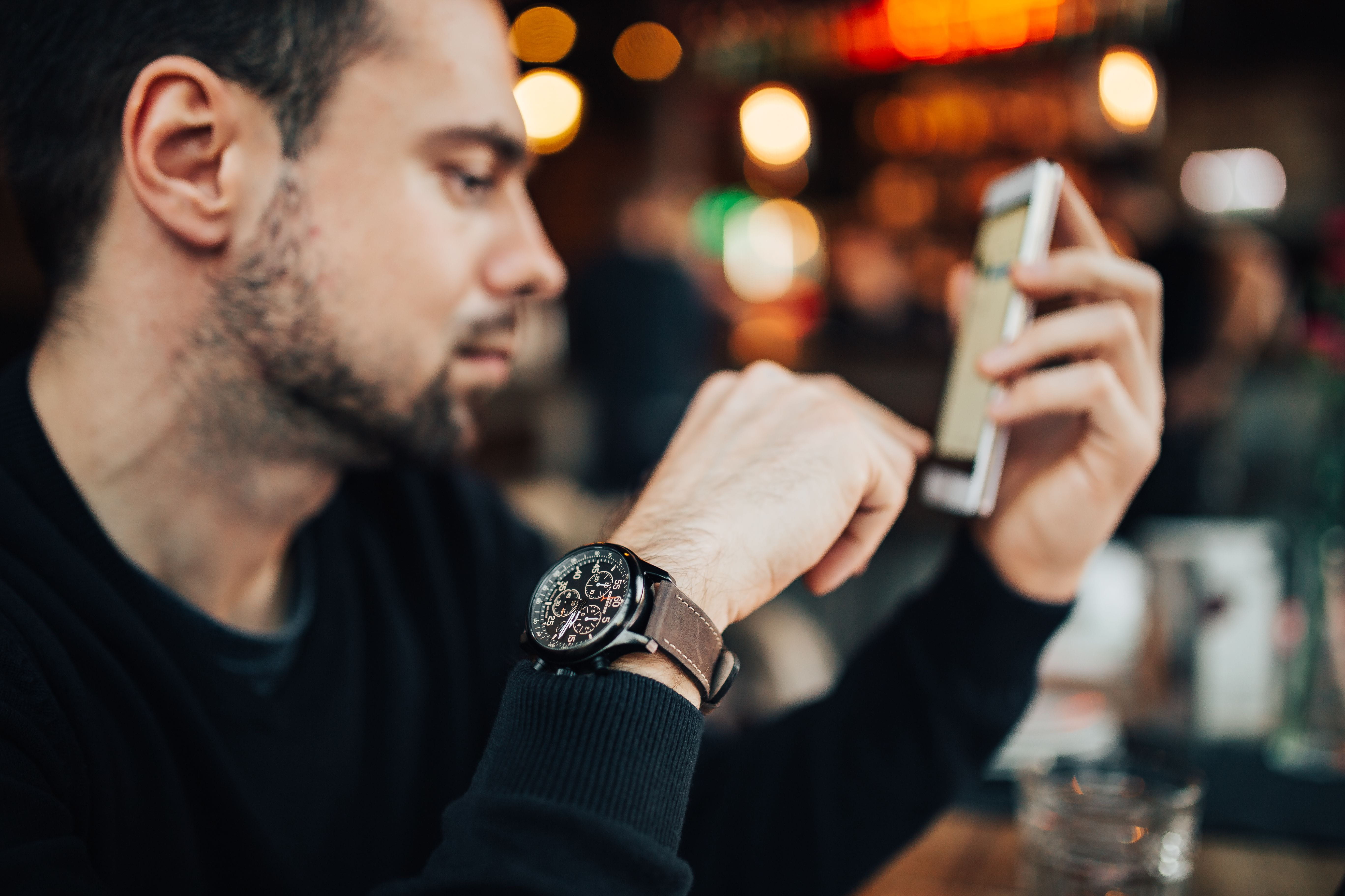 night, indoor, business, adults Only, young Men, architect, mobile Phone, males, facial hair, businessman, male, connection, working, restaurant, laptop, HD Wallpaper