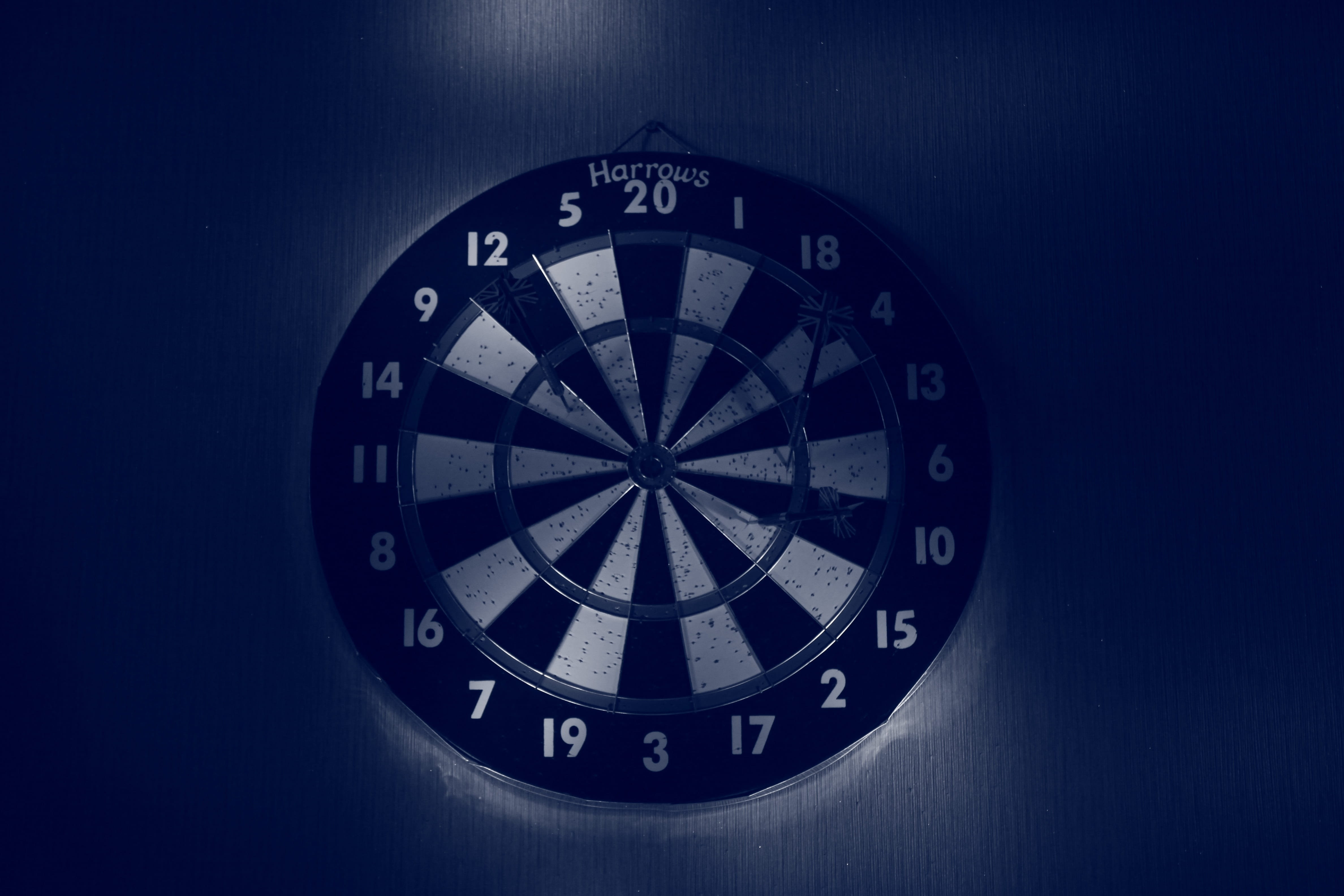 the purpose of the, wheel, leisure games, no people, navigational compass, championship, still life, sport, Dart, studio shot, accuracy, blue background, HD Wallpaper