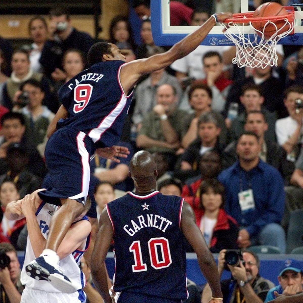 arms raised, human arm, sport, match - sport, vince, NBA, crowd, dunks, basketball, athlete, basketball uniform, large group of people, competition, basketball - sport, Phone HD Wallpaper