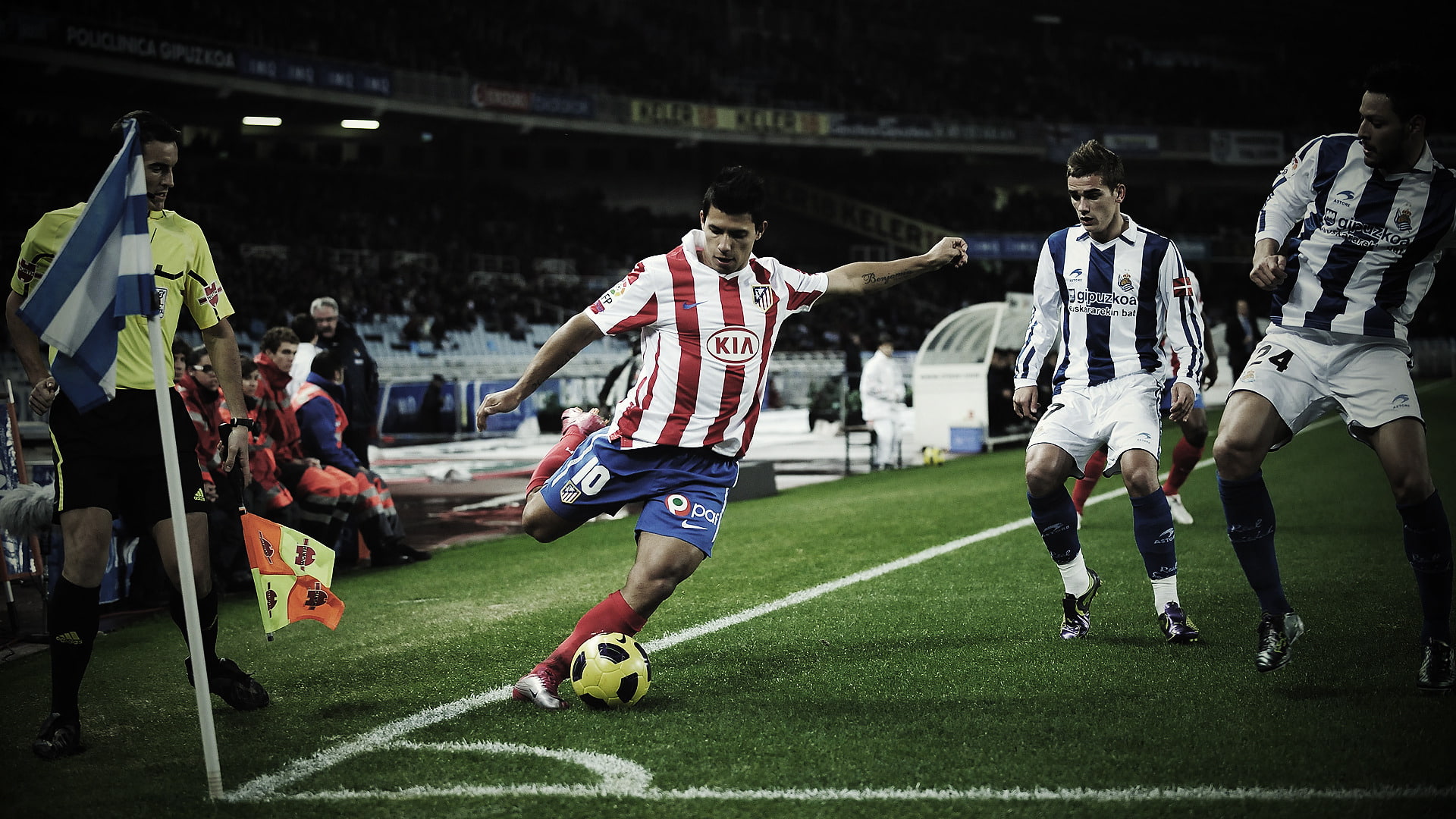 stadiums, soccer field, s, effort, sport, crowd, playing, men, red, real people, stadium, grass, players, soccer player, competition, top, athlete, athletico madrid, HD Wallpaper