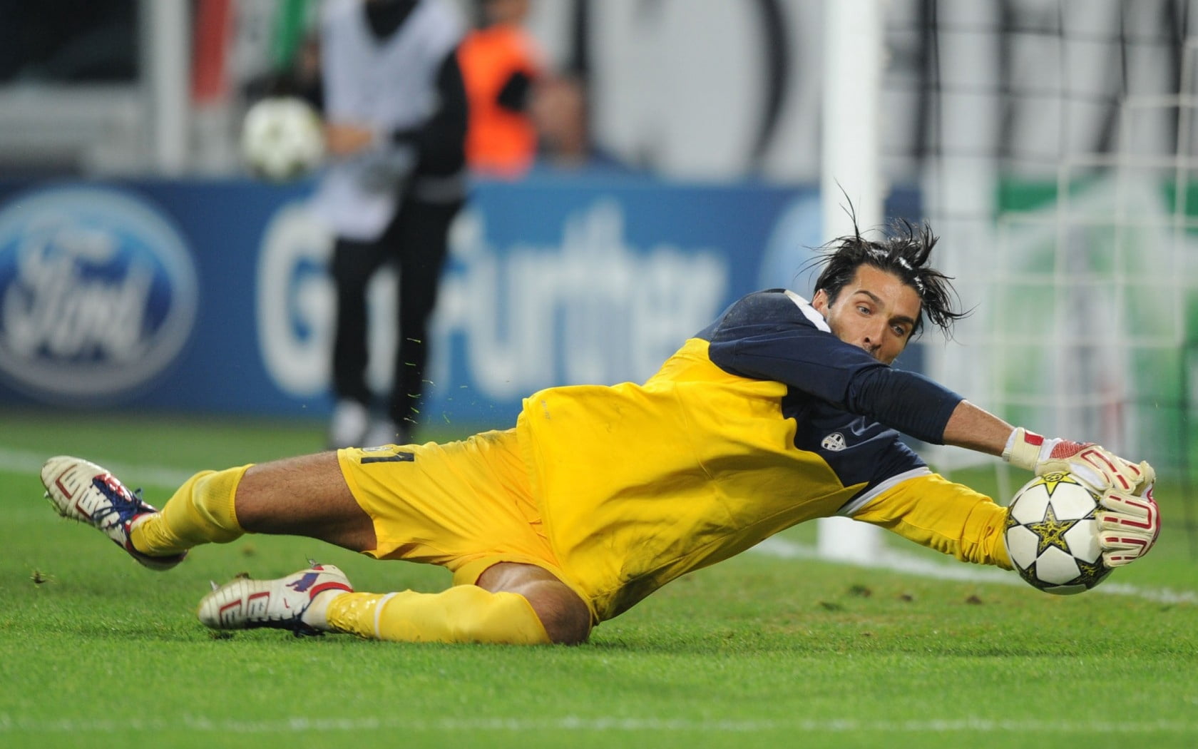 gianluigi buffon, effort, athlete, sports Training, competitive Sport, clothing, ball, sports Uniform, team Sport, uefa champions league, kicking, shirt, HD Wallpaper