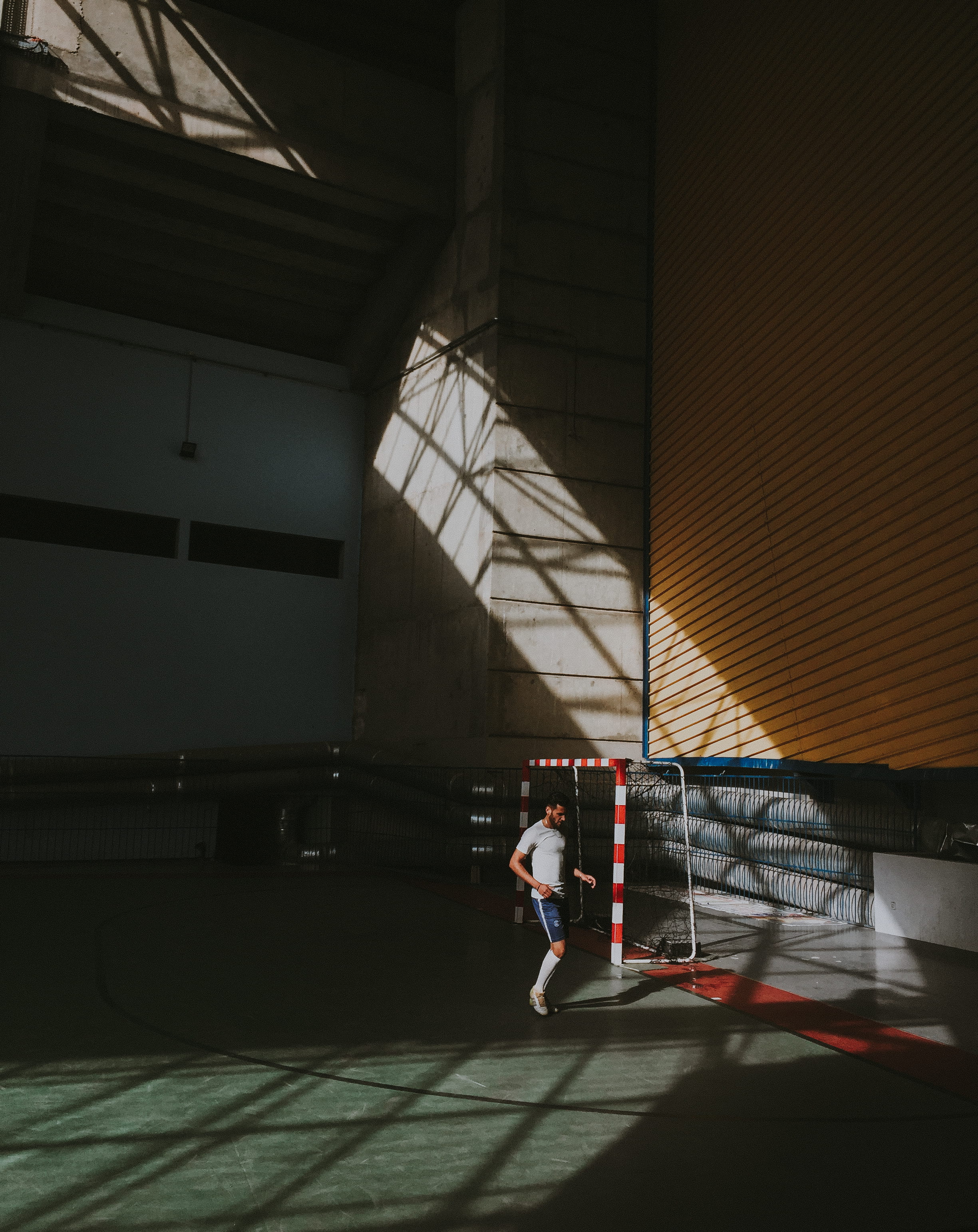 soccer, man, vsco, court, architecture, building, shadow, indoor, day, practice, training, 2K, real people, ceiling, nature, side view, men, near, women, Phone HD Wallpaper