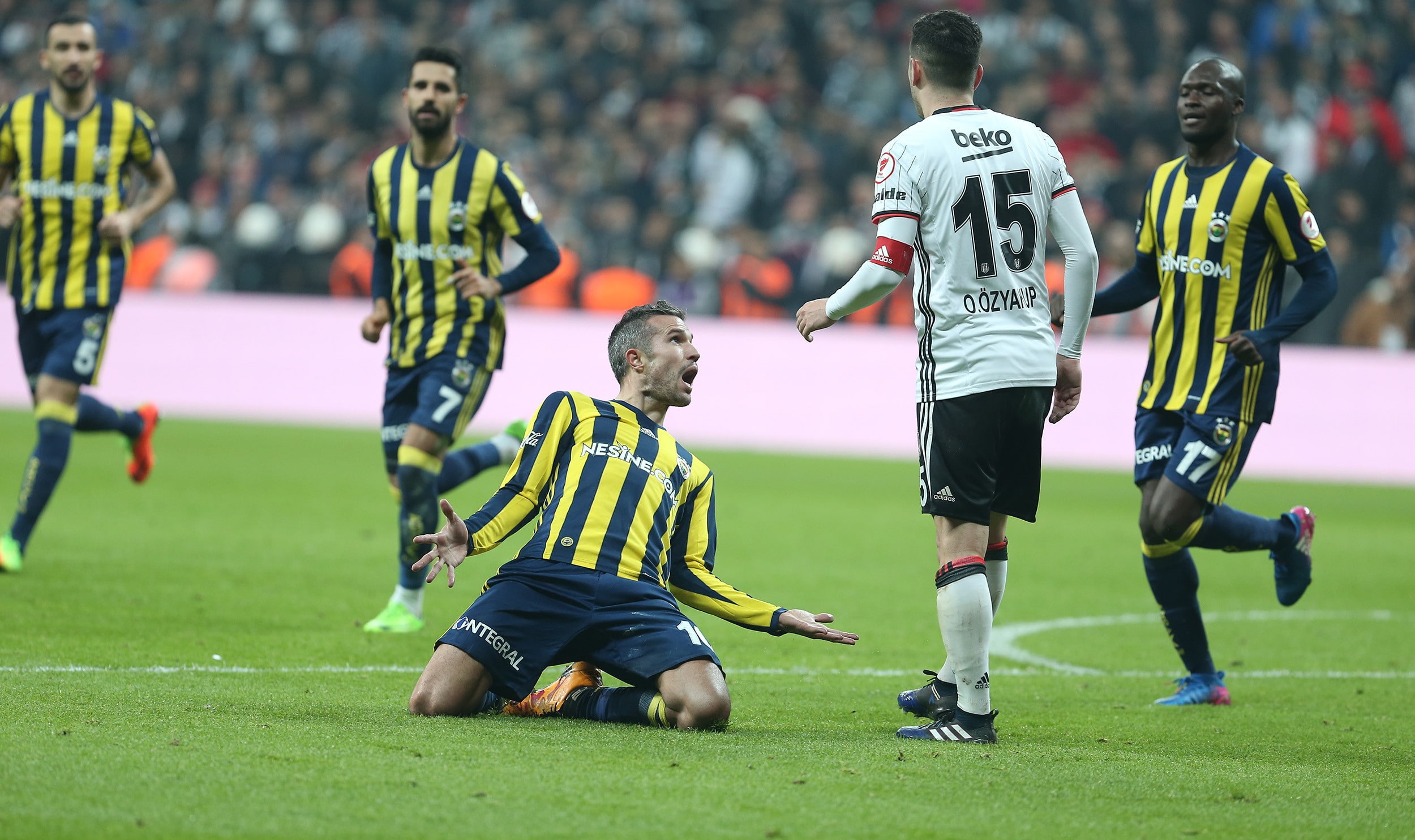 effort, competition, group of people, playing, soccer player, ball, real people, athlete, 1080P, sports clothing, Robin van Persie, soccer field, motion, HD Wallpaper