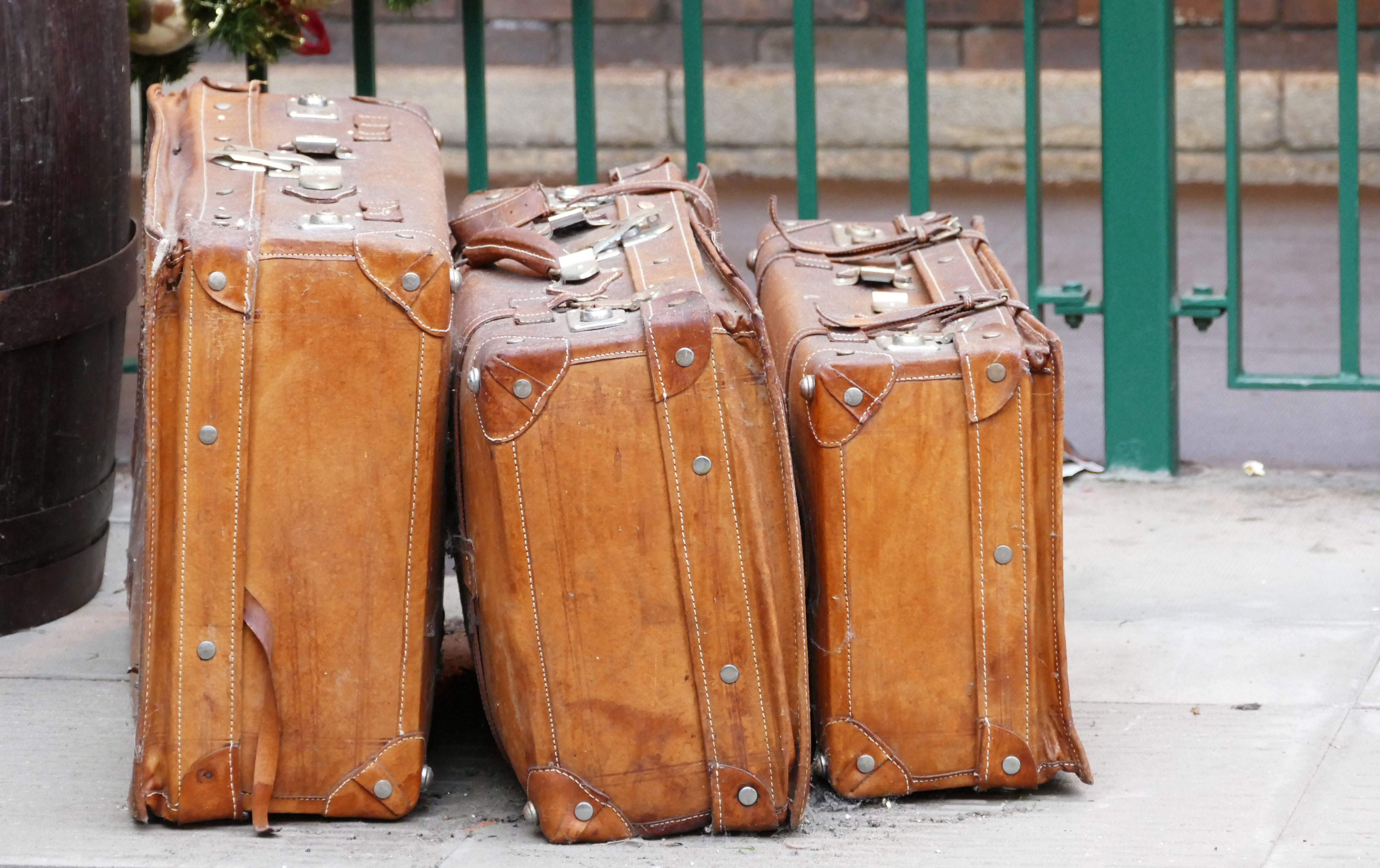 bags, handle, security, tourist, architecture, briefcase, 5K, journey, case, outdoors, indoors, bag, suitcase, no People, piece, street, leather, vacation, HD Wallpaper