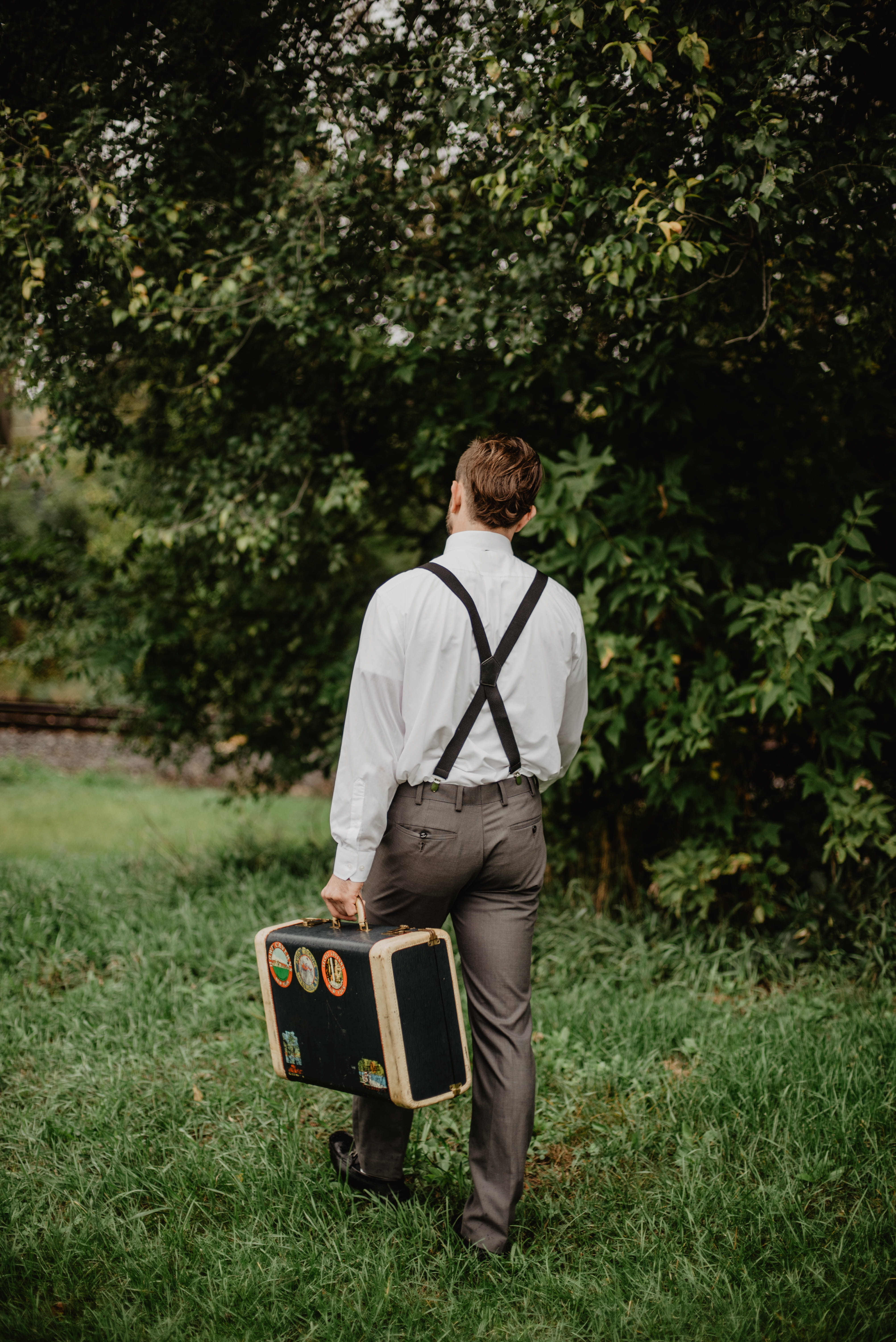 going away, green color, man, garden, outdoors, recreation, field, casual clothing, 5K, black, tree, nature, leisure activity, daylight, bag, facing away, Phone HD Wallpaper