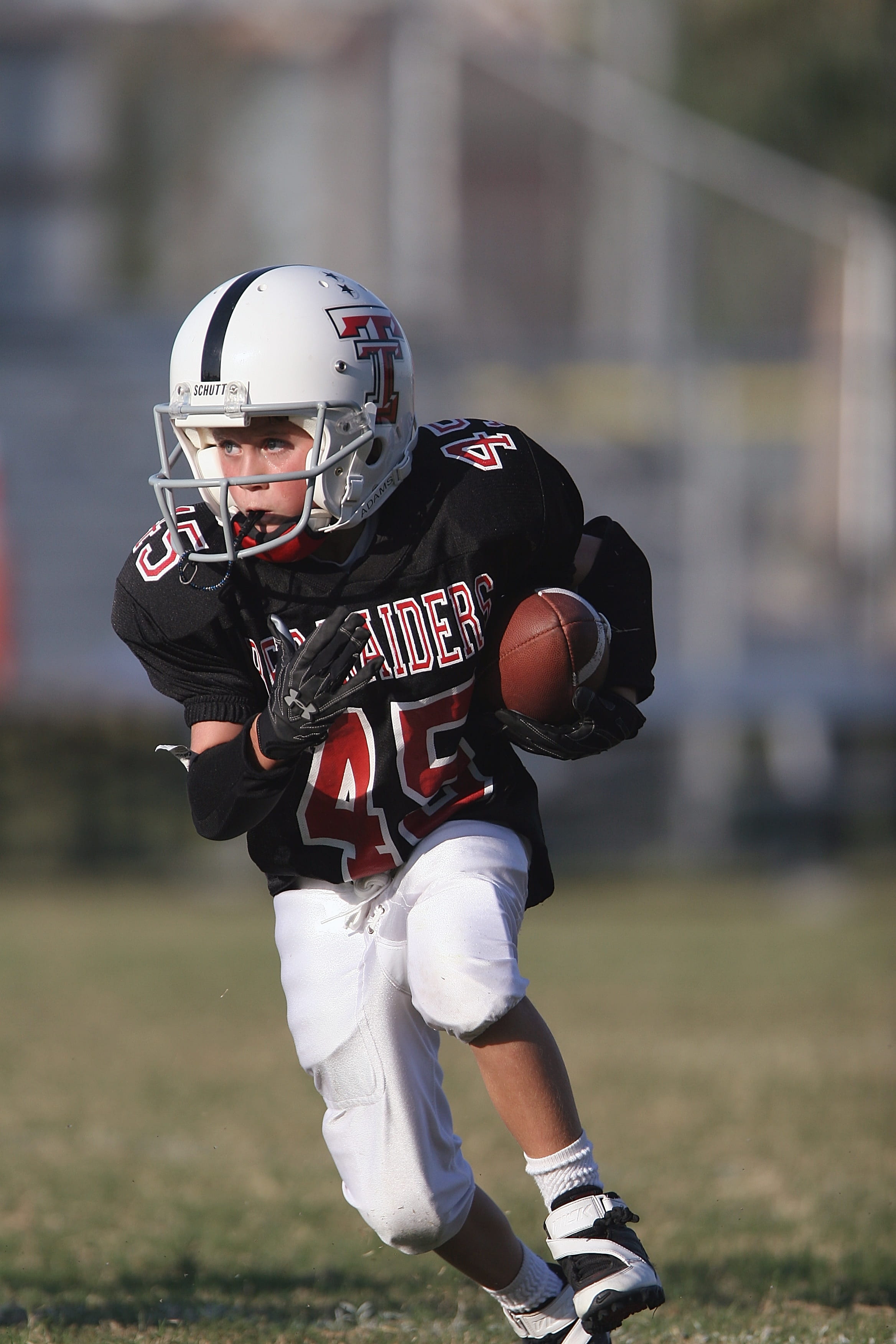 focus on foreground, athlete, leisure activity, blur, day, full length, sports uniform, wear, teenage boys, grass, American football, clothing, outfit, Phone HD Wallpaper