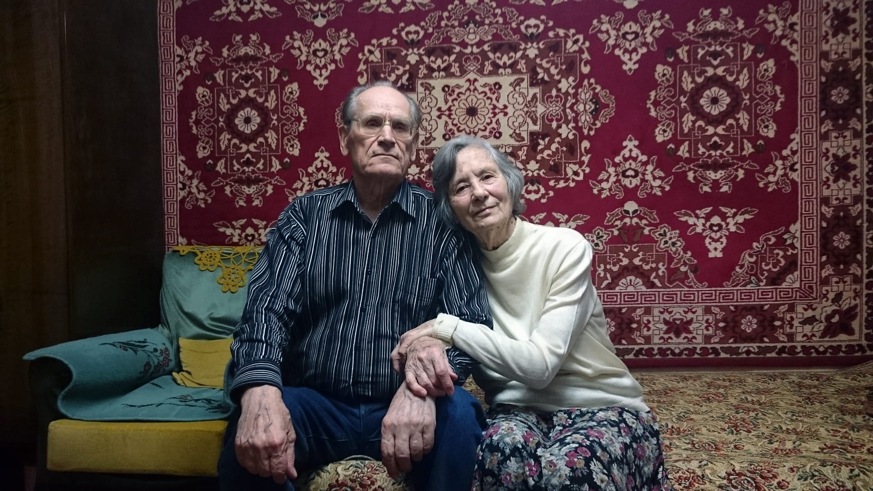 retired, men, family, happy, positive emotion, front view, smiling, healthy, older, aged, mature men, males, care, elderly, optimistic, natural, heterosexual couple, HD Wallpaper