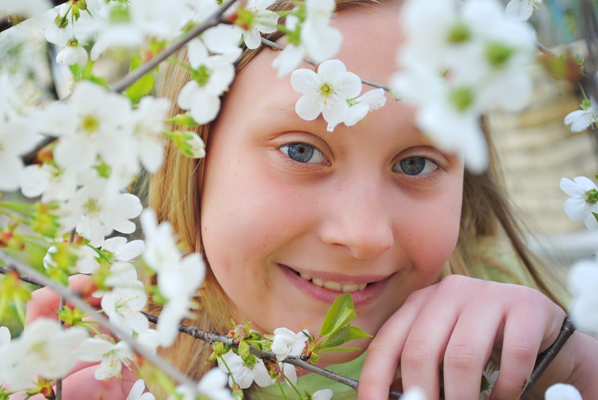 outdoors, tree, happy eyes, springtime, spring, view, stroll, green, dream, childhood, innocence, girls, one person, eyes, nature, child, flower, girl, HD Wallpaper