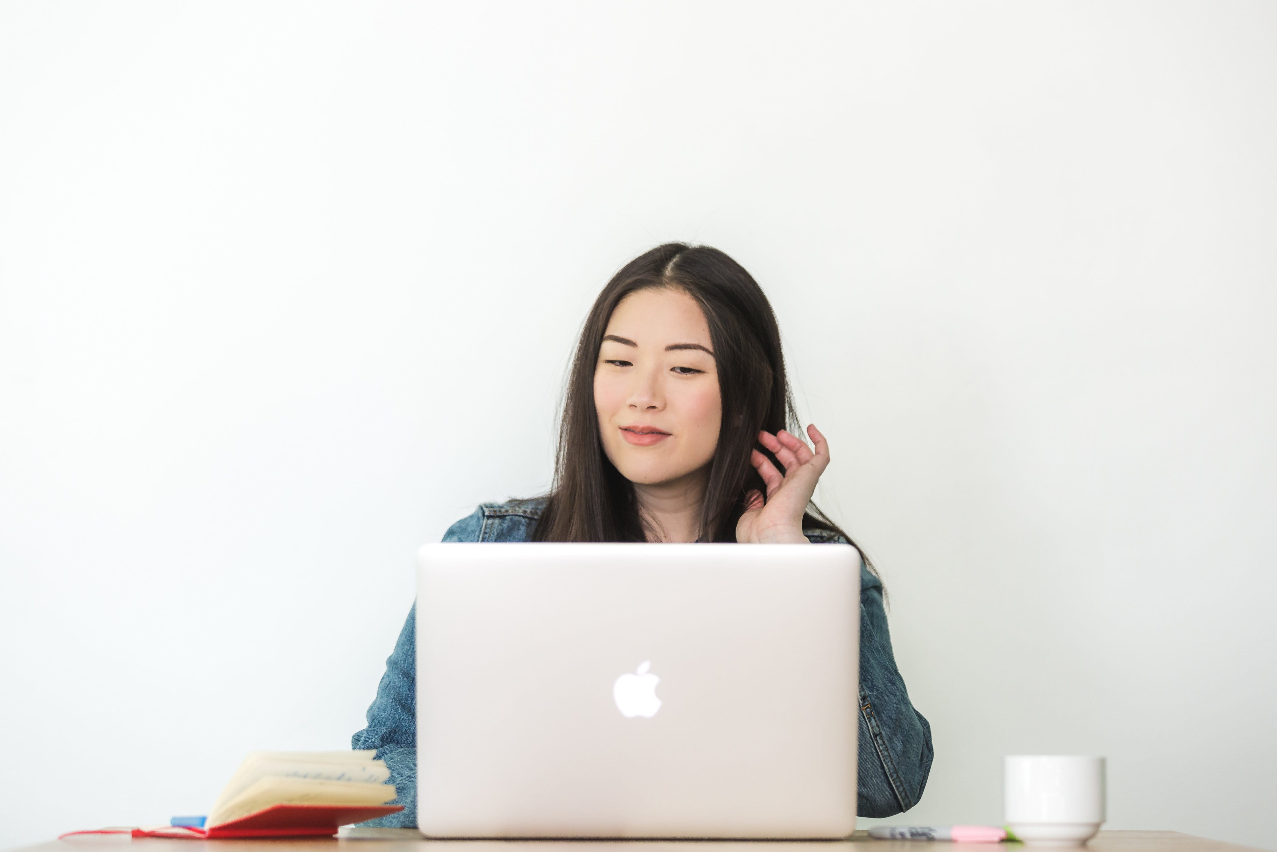 table, young adult, Coffee, photo, 4K, connection, Writing, young women, wireless technology, one person, Business, Communication, using laptop, beautiful woman, HD Wallpaper