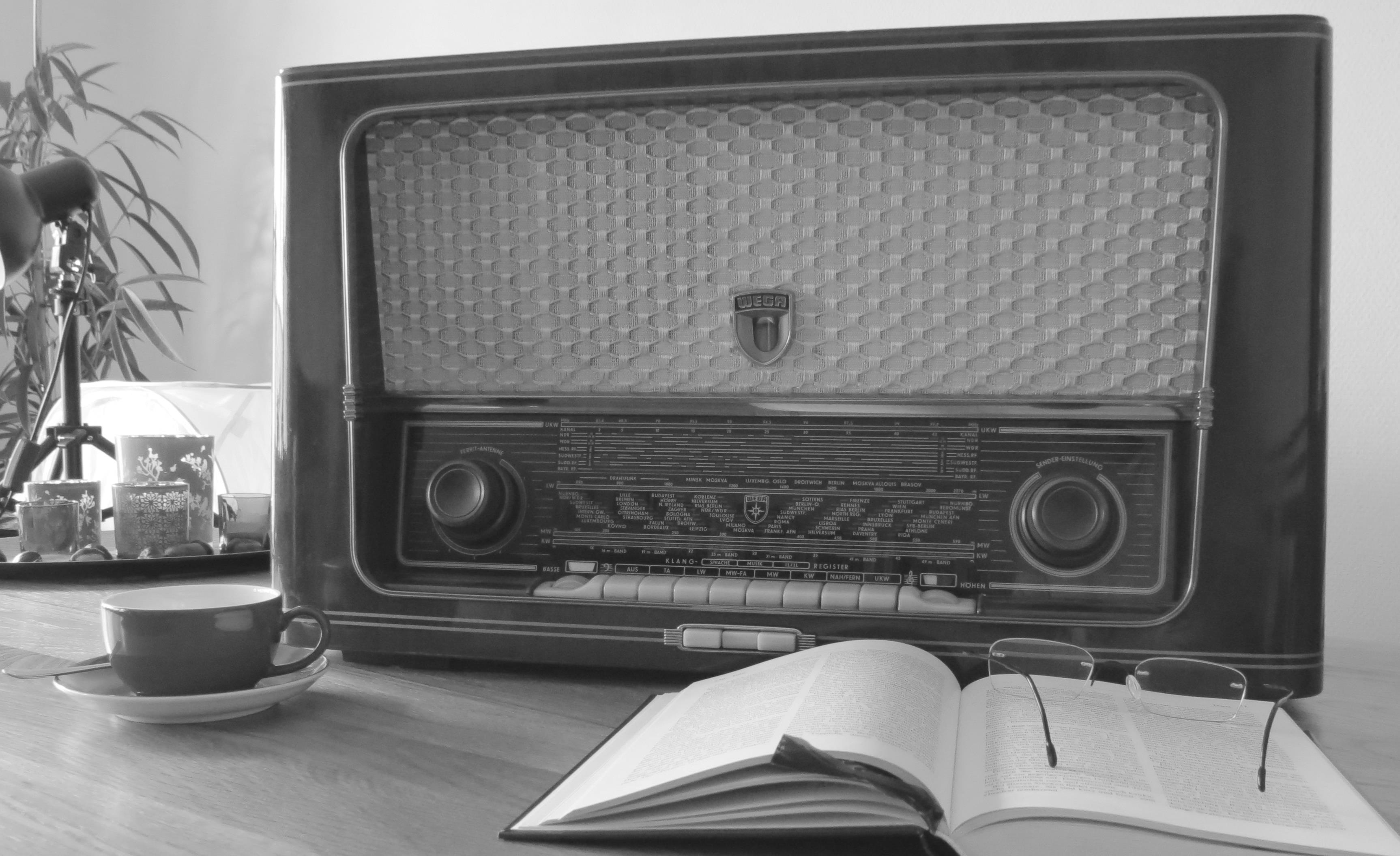 transistor, grayscale, no people, nostalgia, radio, technology, book, window, near, opened, speaker, musical instrument, home interior, publication, audio equipment, HD Wallpaper