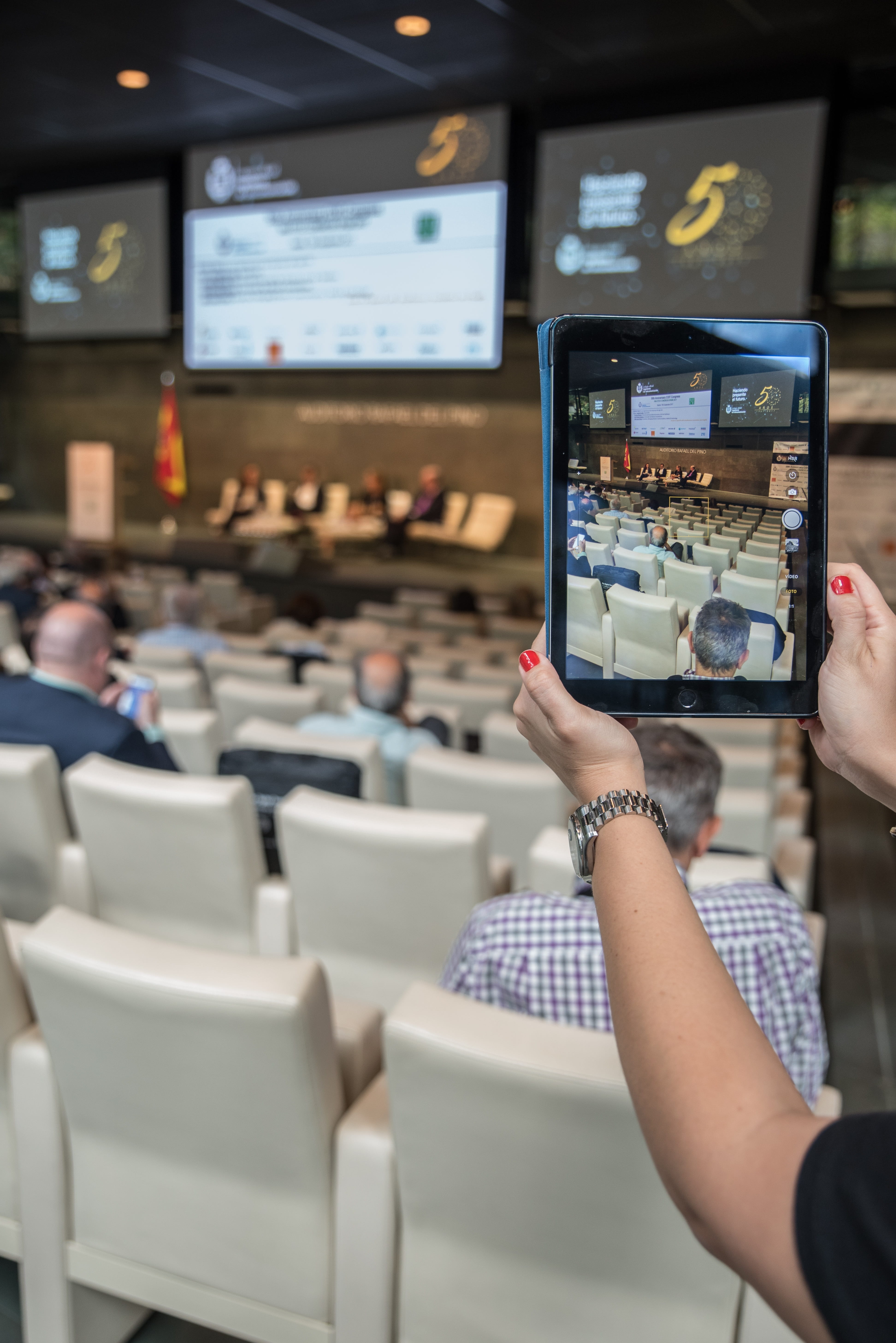 auditorium, real people, human body part, tablet, smart phone, 5K, screen, communication, presentations, technology, focus on foreground, adult, conferences, Phone HD Wallpaper