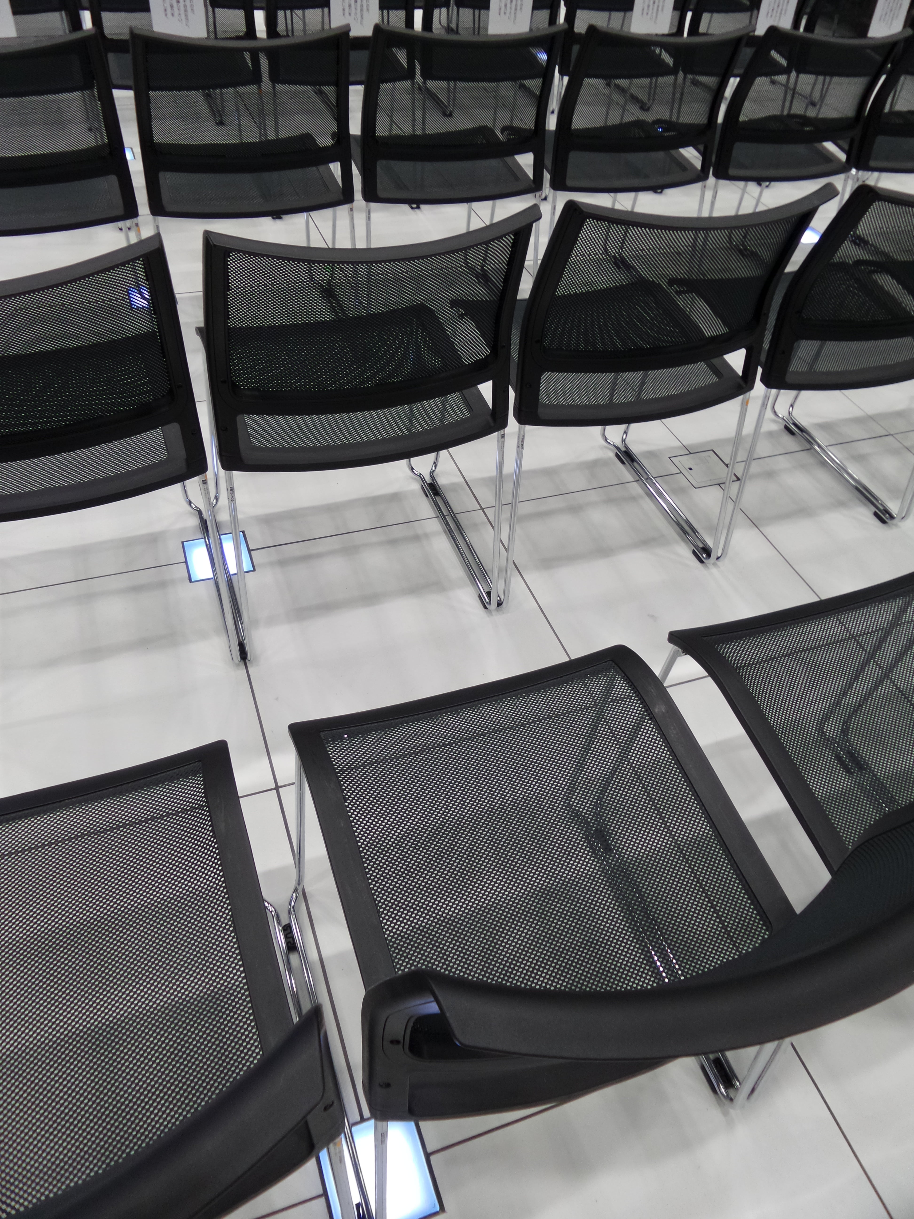conference, no People, presentation, 5K, architecture, lined, chair, building exterior, nature, absence, modern, day, building, in a row, convention, built structure, Phone HD Wallpaper
