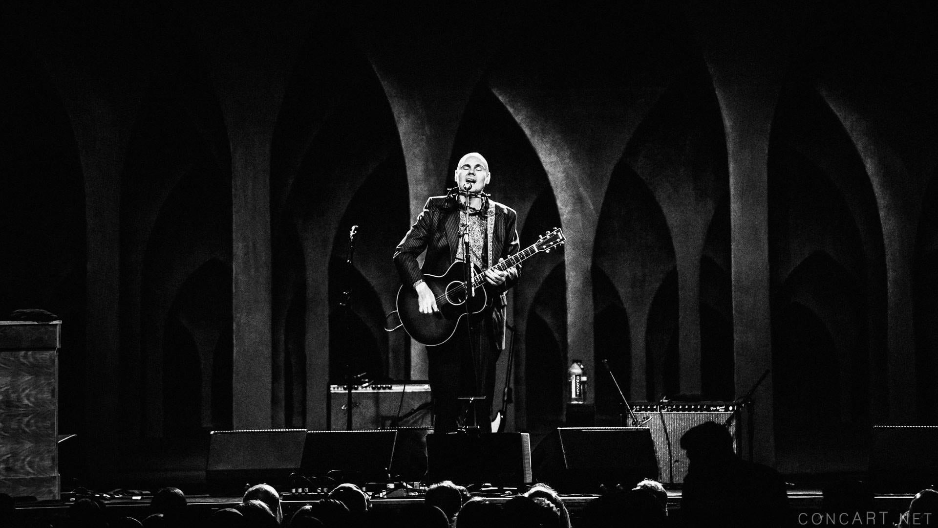 musical instrument, real people, arch, electric guitar, Indianapolis, stage - performance space, monochrome, skill, artist, man, singer, crowd, people, HD Wallpaper