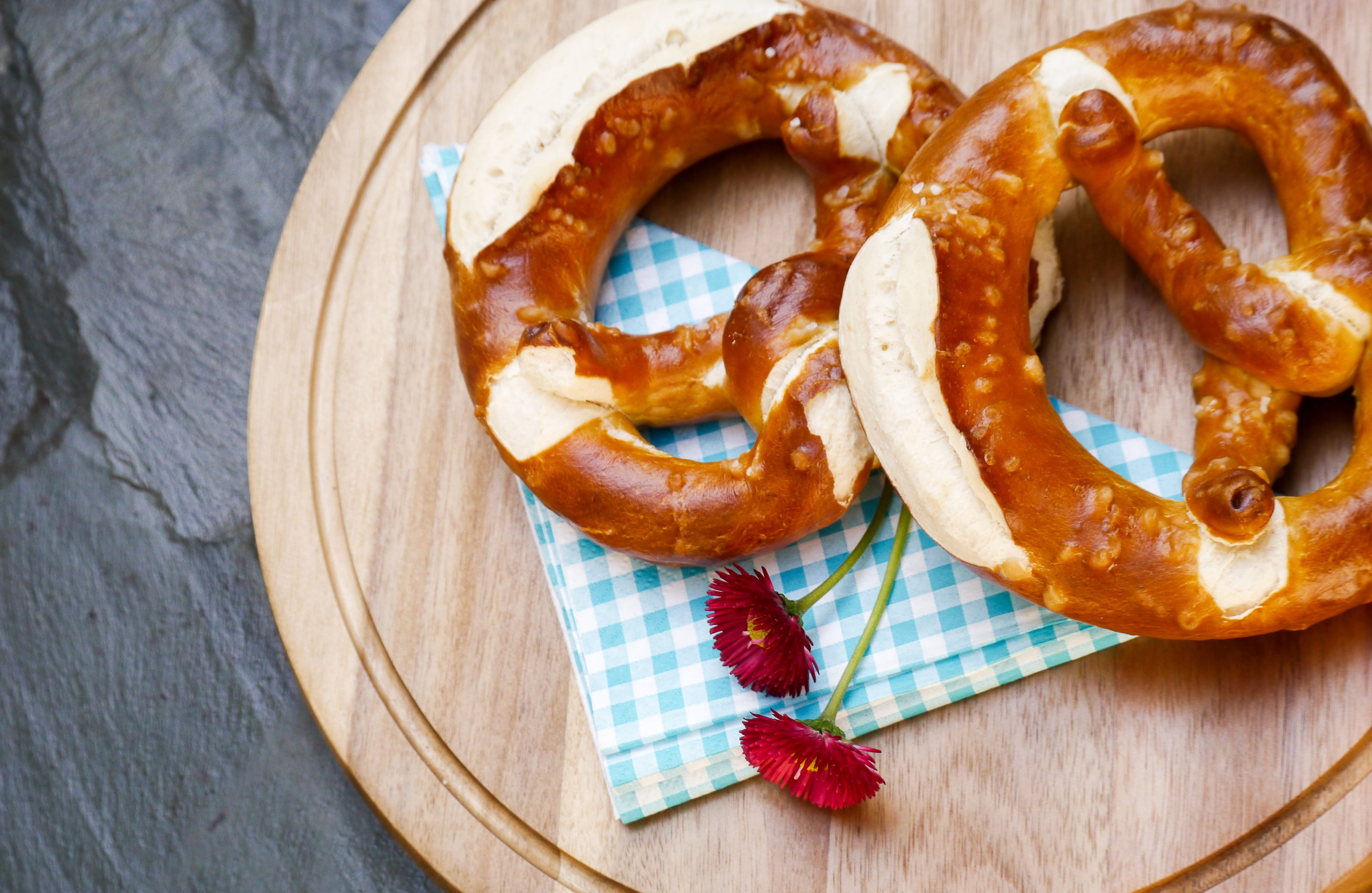food and drink, still life, baked, wooden, directly above, pretzels, napkin, bread, folk festival, delicious, vespers, bread time plate, laugenbreze, day, HD Wallpaper