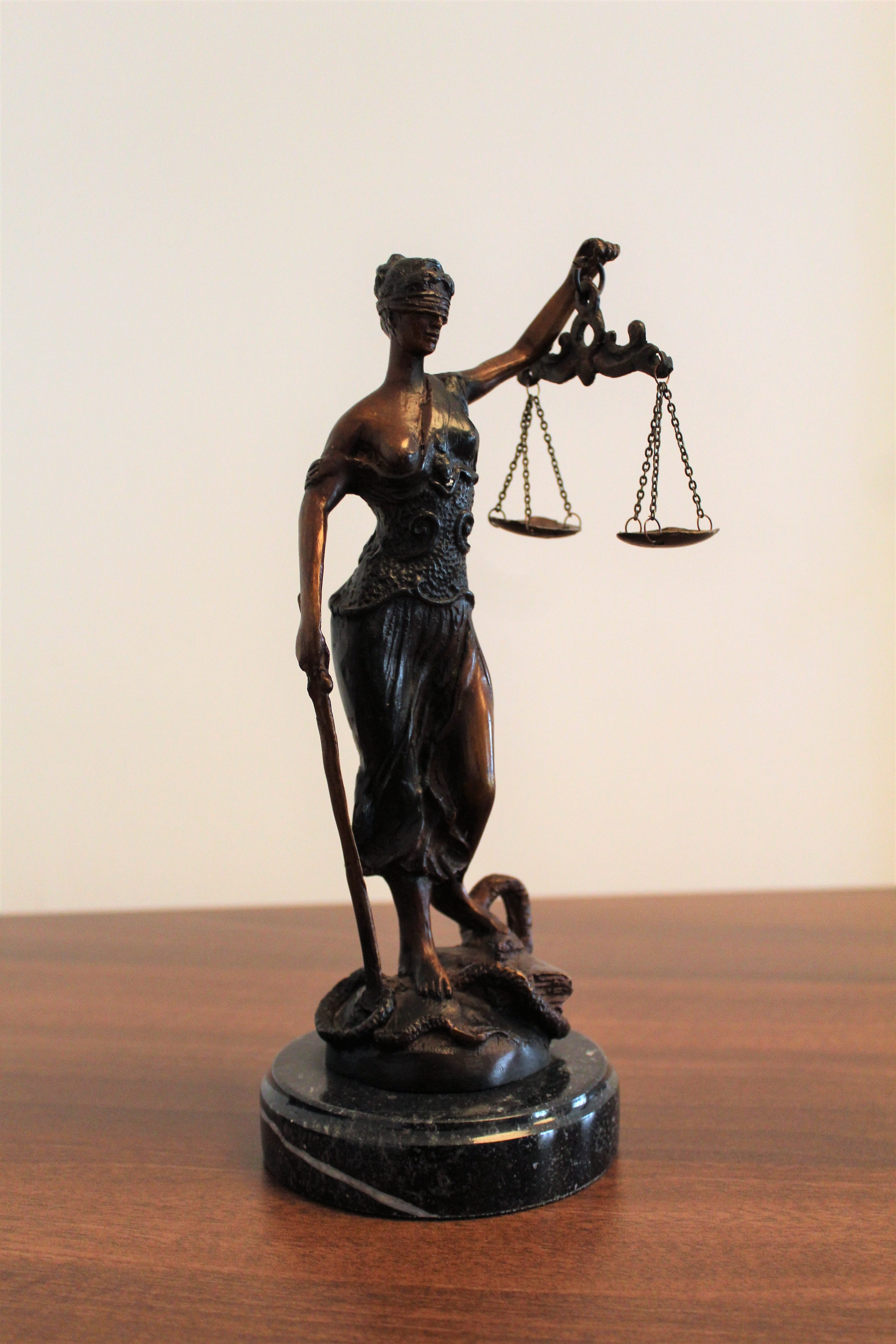 justitia the goddess of, goddess, surface, table, figurine, craft, bronze statue, female statue, righteous, woman, law, horizontal, balance, symbol, female, Phone HD Wallpaper