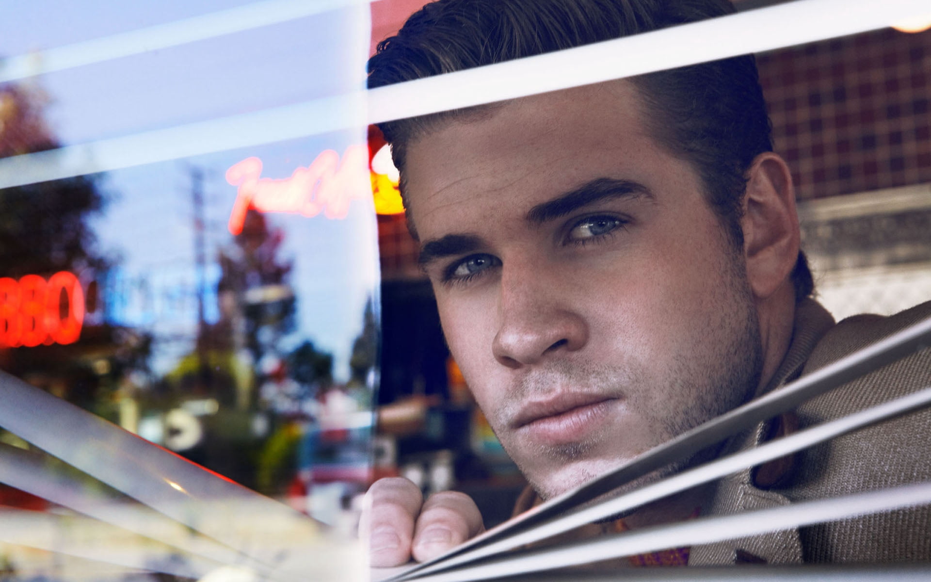 contemplation, opinion, technology, liam, working, liam hemsworth, real people, blinds, hemsworth, business, concentration, glass - material, celebrity, HD Wallpaper