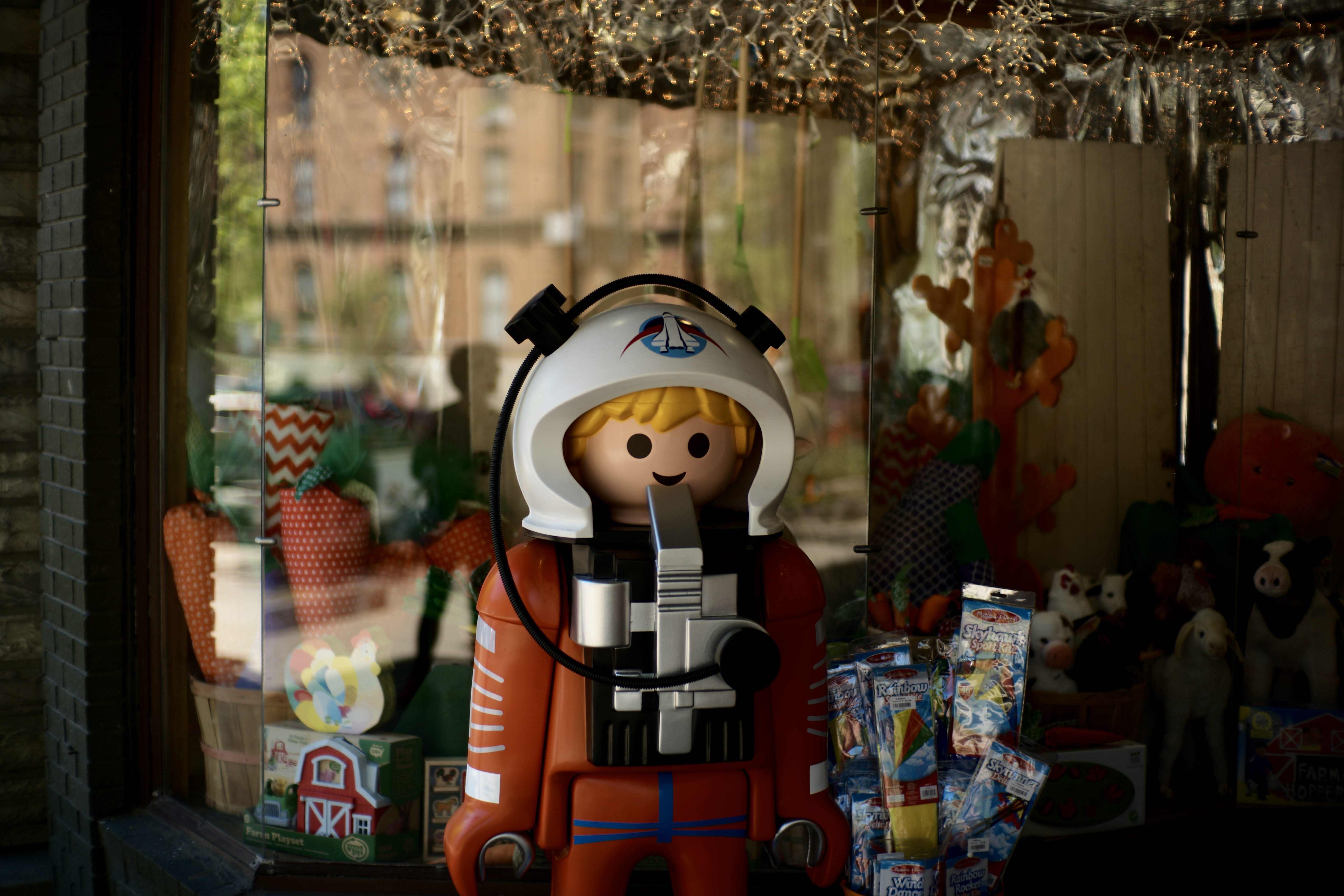 5K, fun, craft, minifig, creativity, enjoyment, closeup, character, indoors, male likeness, female likeness, toy, plastic, blonde, face, lego, store, figurine, HD Wallpaper