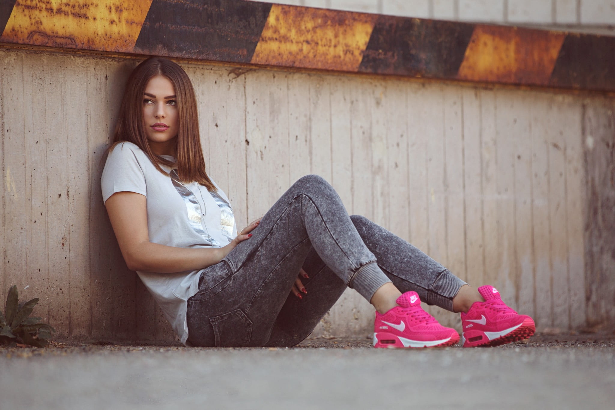 leisure activity, Heiko Klingele, pink, red nails, brunette, shirt, young adult, contemplation, lifestyles, sitting, s, outdoors, casual clothing, full length, HD Wallpaper