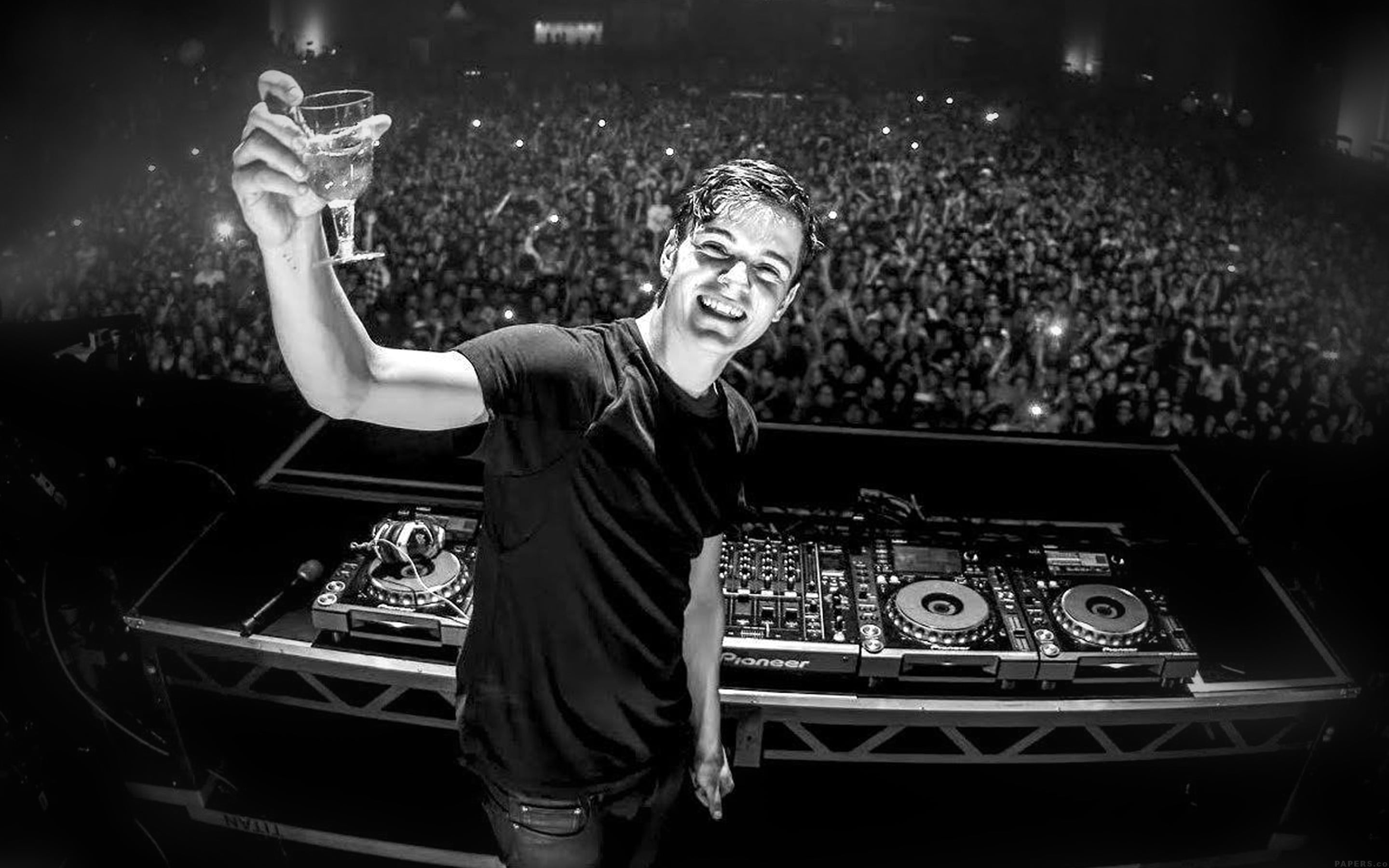 glass, 2K, cheerful, young adult, one person, portrait, man, emotion, music, monochrome, grayscale, enjoyment, excitement, event, nightlife, smiling, occupation, HD Wallpaper