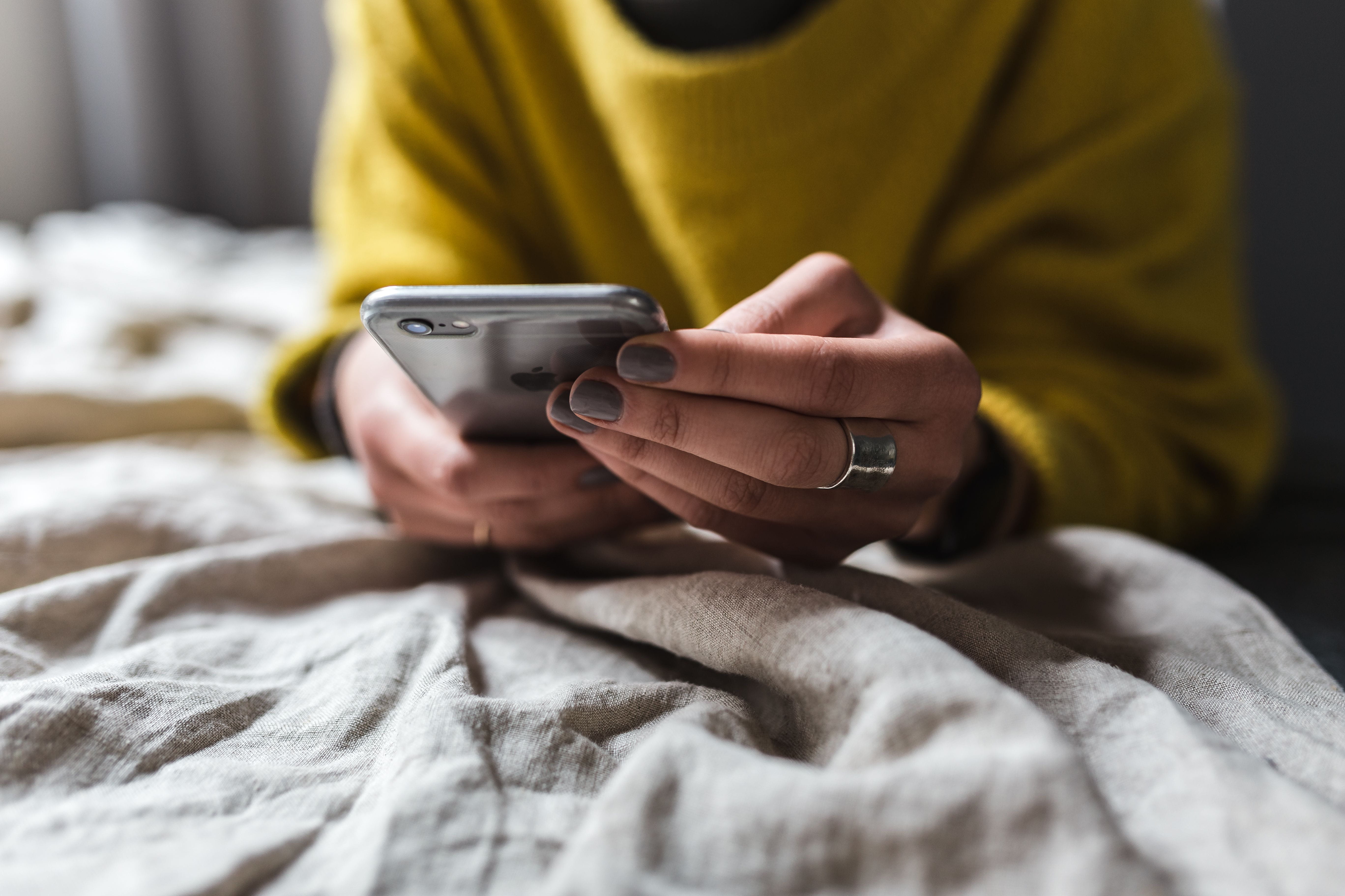 clothing, text Messaging, textile, lifestyles, home, adult, influencer, comfortable, technology, mobile Phone, young, using, caucasian Ethnicity, bed, laptop, HD Wallpaper