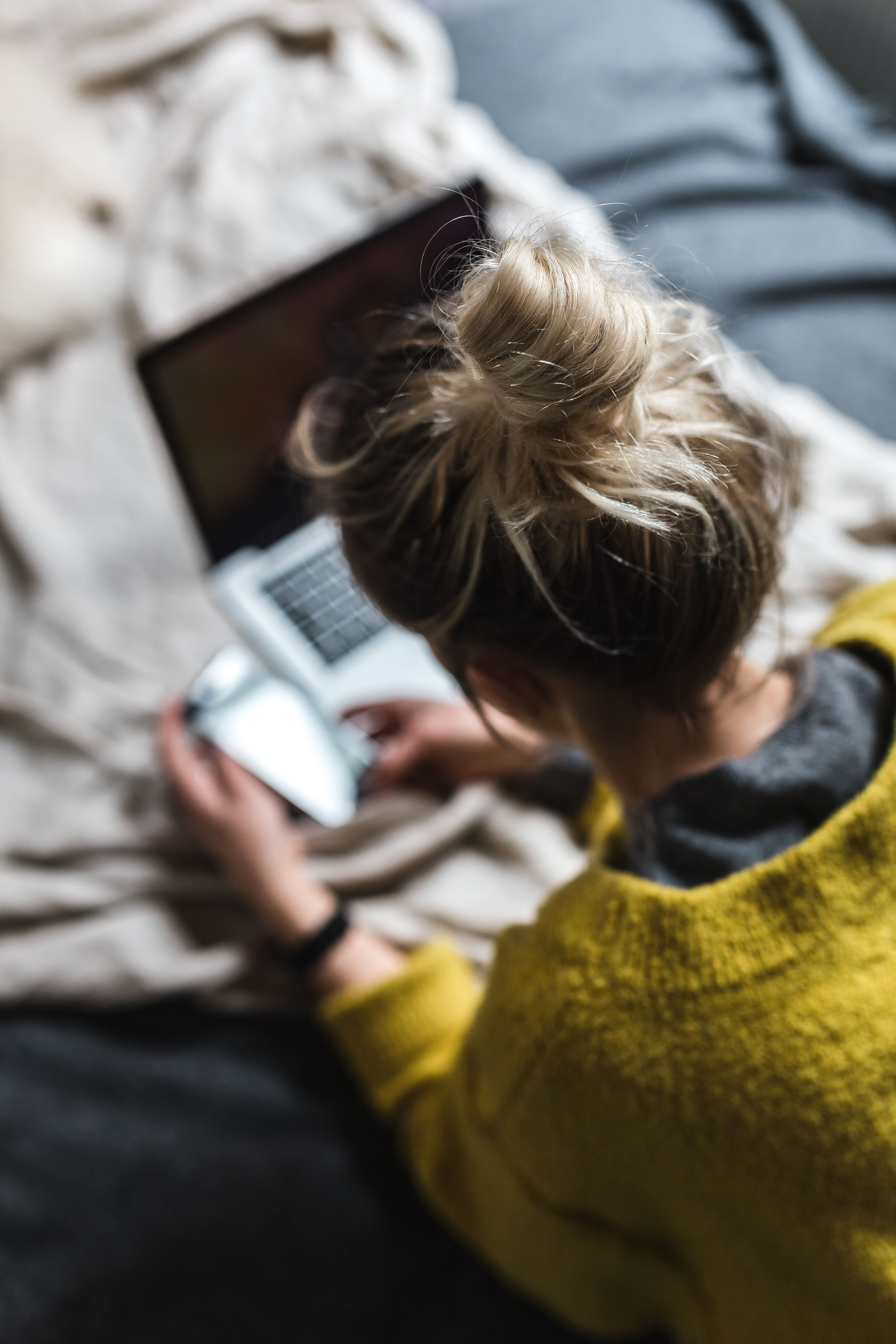 working, digital Tablet, caucasian Ethnicity, comfortable, cosy, females, cozy, connection, technology, indoors, home, living Room, selective focus, bed, Phone HD Wallpaper