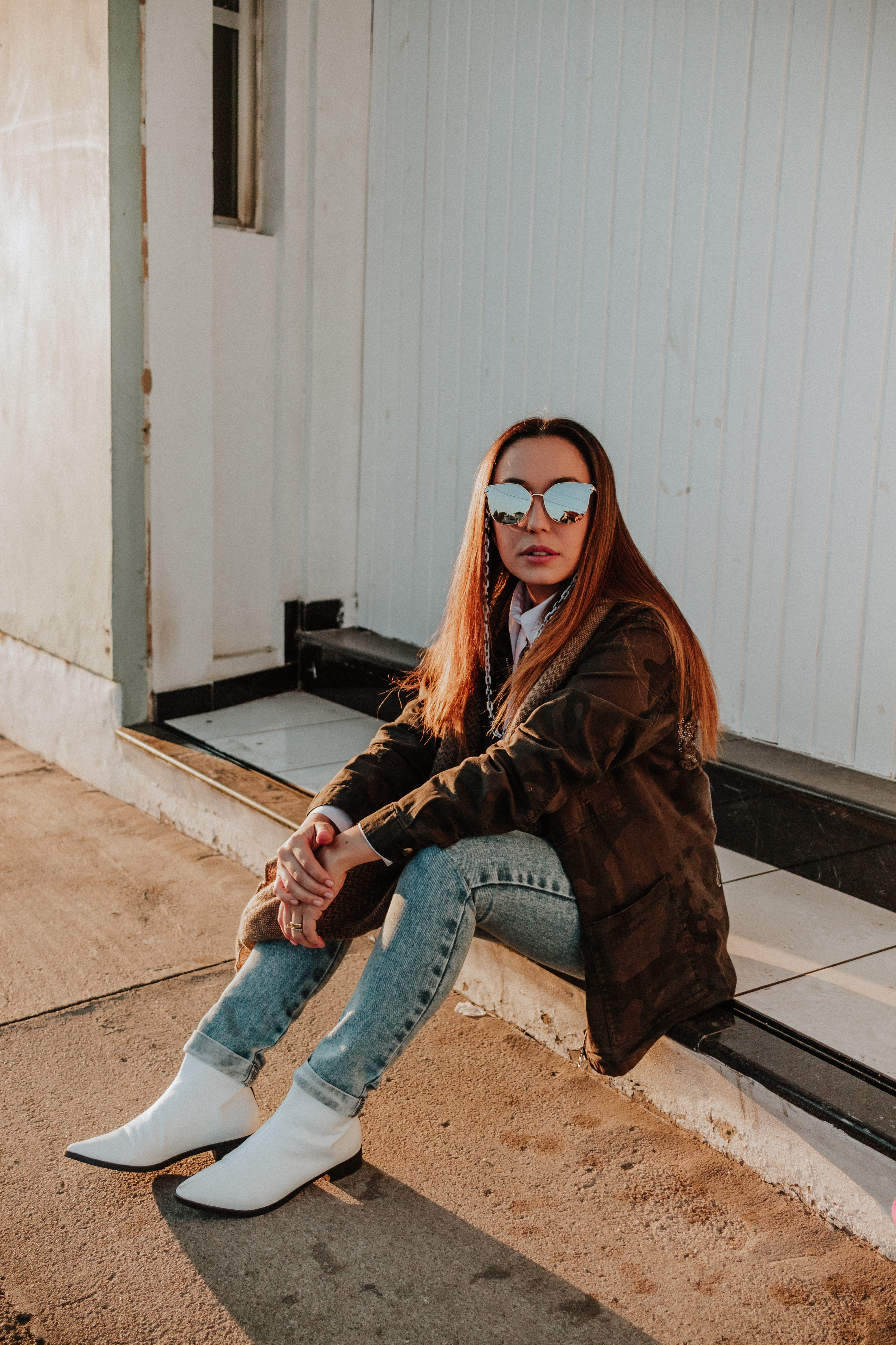 full length, glasses, fashion, wall - building feature, green, street, sitting, architecture, brazil, oculos de sol, sunglasses, lifestyles, sunglass, young women, Phone HD Wallpaper
