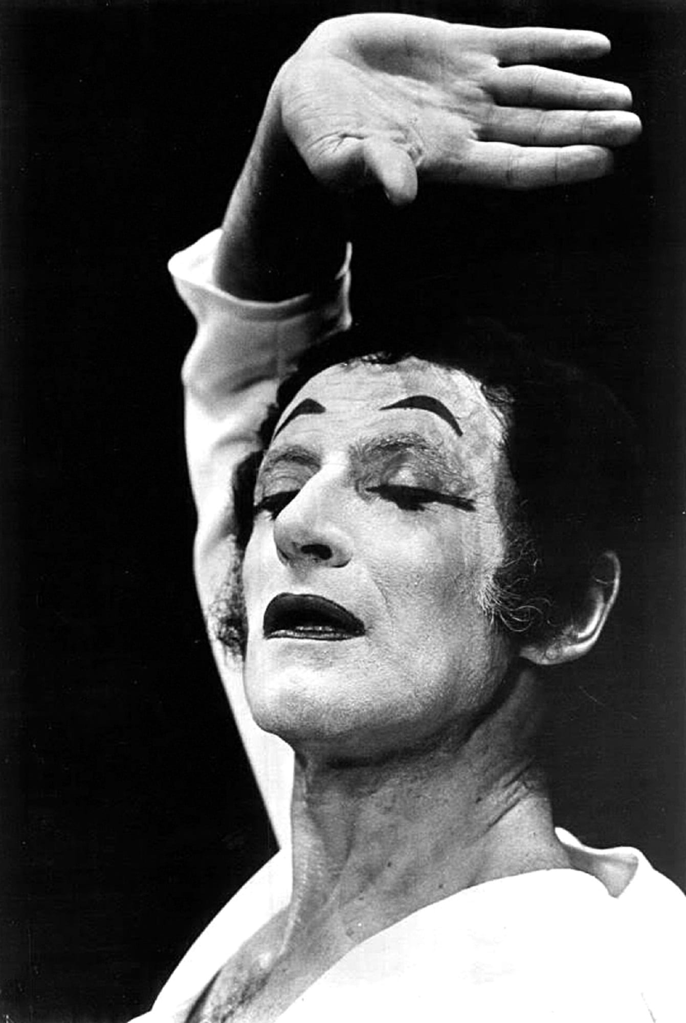 low angle view, art of silence, marcel marceau, dancing, history, french, entertainment, profile view, craft, people, famous, performer, the past, influenced michael jackson, Phone HD Wallpaper