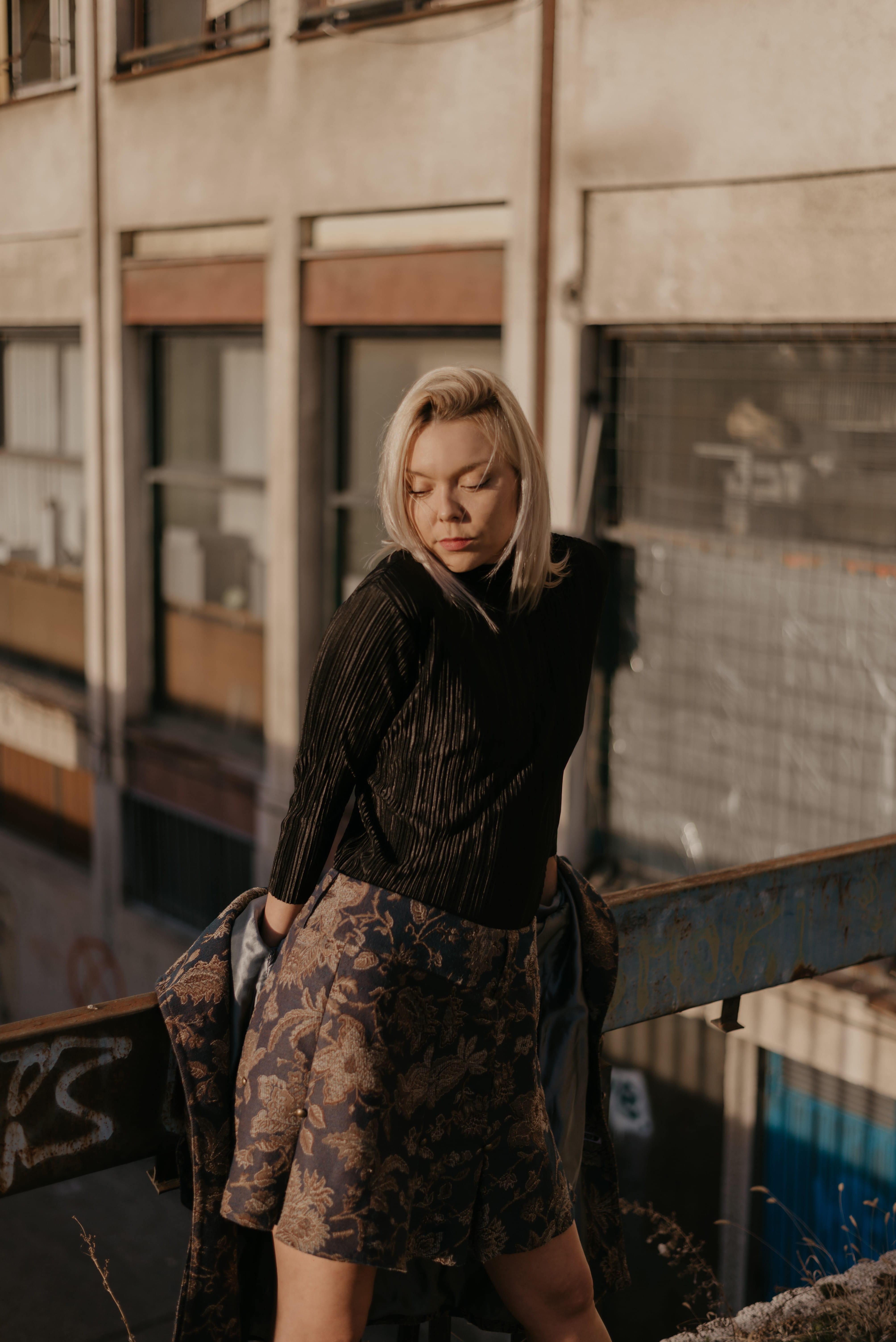gray, architecture, mums wardrobe, influencer, built structure, floral, coat, young, vintage fashion, black, lifestyles, blond hair, long sleeve, young women, Phone HD Wallpaper
