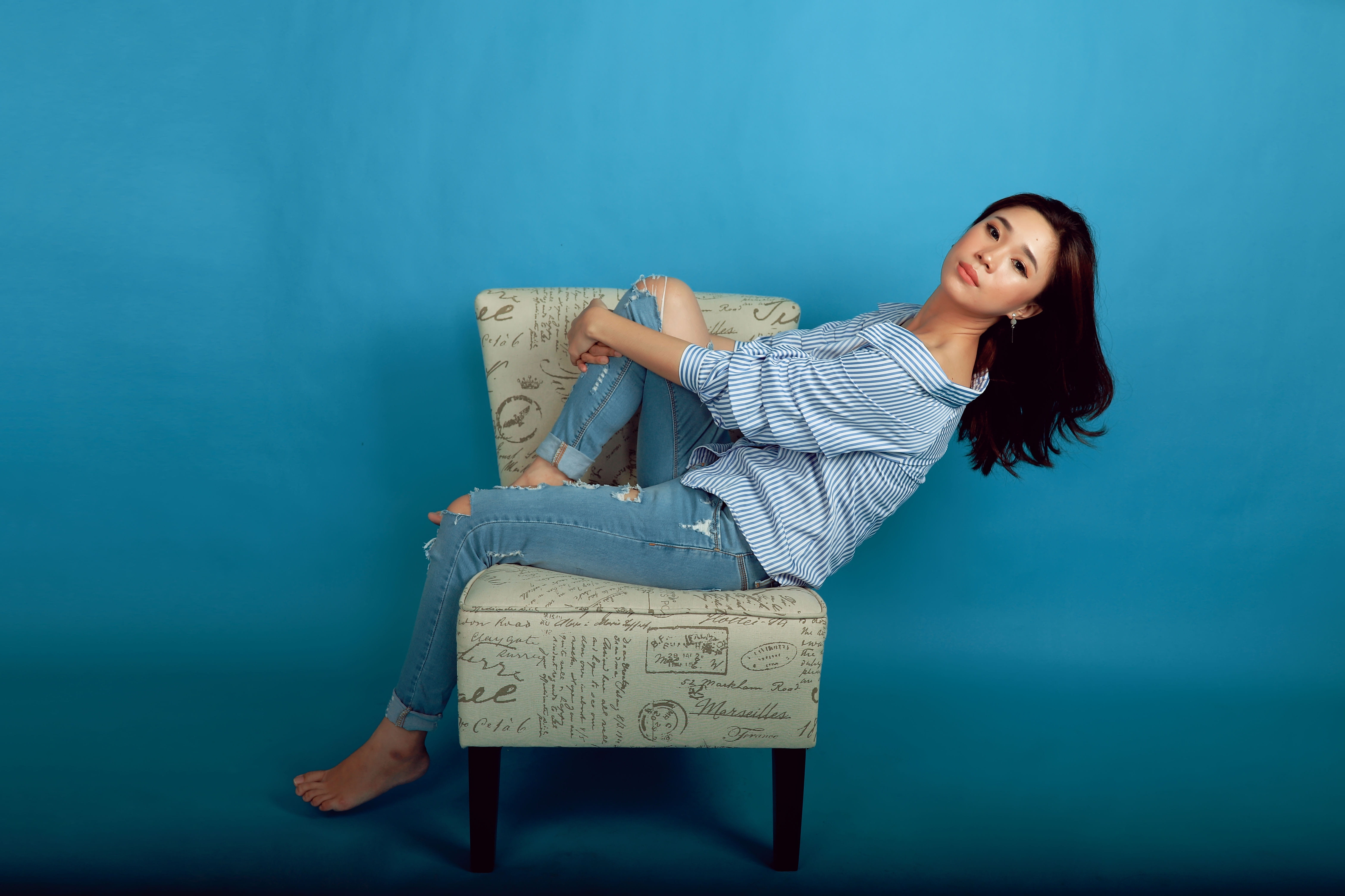 blue jeans, adult, long hair, hairstyle, facial expression, casual clothing, wear, full length, style, cute, fashion, colored background, one person, pretty, HD Wallpaper