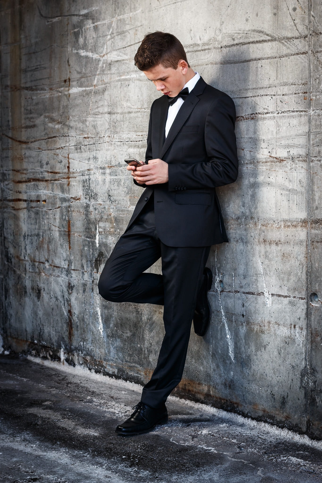 fashion, suit, wireless technology, real people, full length, business, indoors, face, outdoors, well-dressed, wear, telephone, architecture, young adult, Phone HD Wallpaper