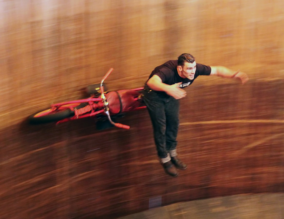 two people, full length, motorcycle, men, young adult, motion, gesturing, adult, aggression, sport, real people, human arm, stunts, lifestyles, arms raised, HD Wallpaper