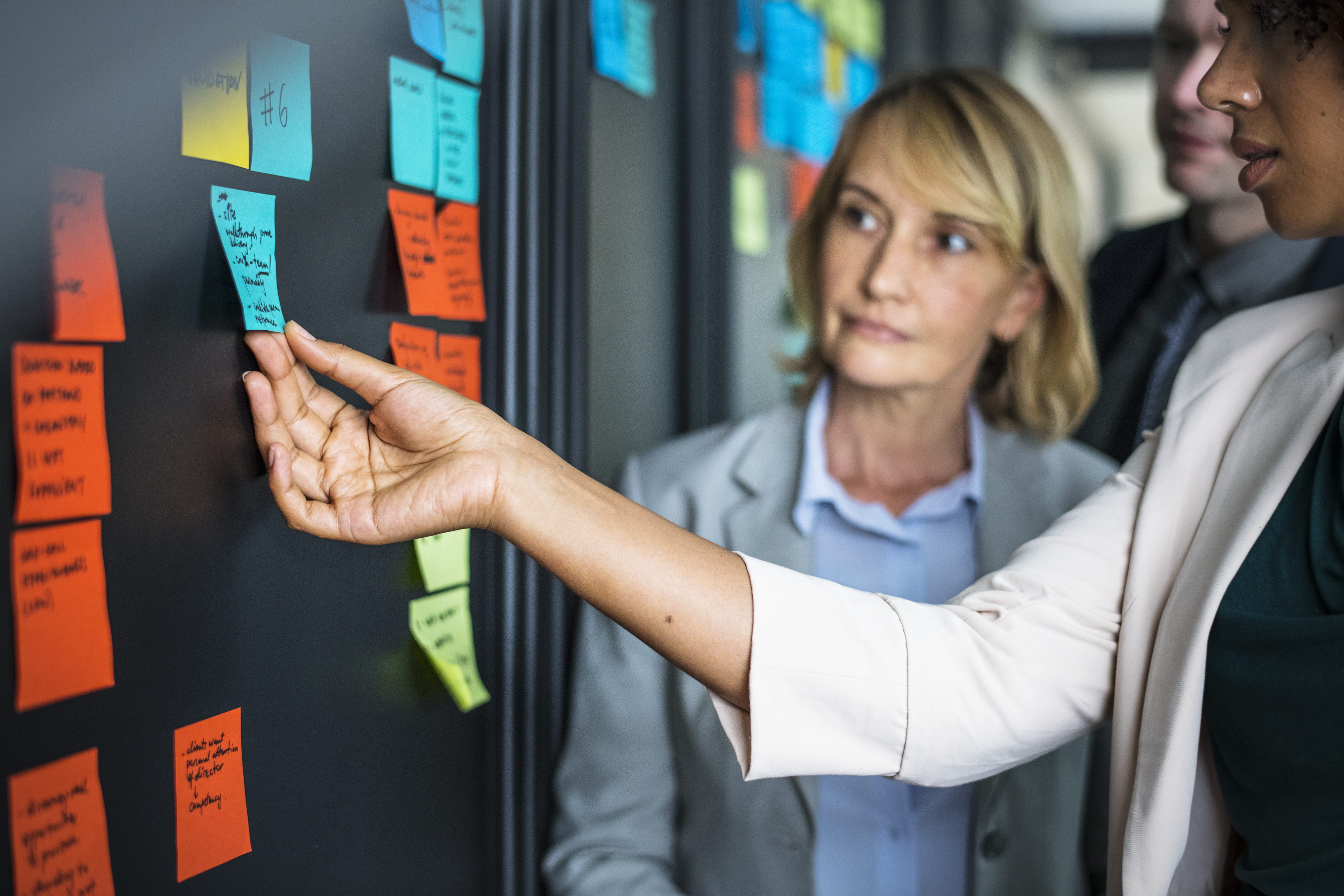 formal businesswear, men, 4K, business person, wear, information, woman, team, meeting, tasks, discussing, post-it, people, planning, pointing, professional, HD Wallpaper