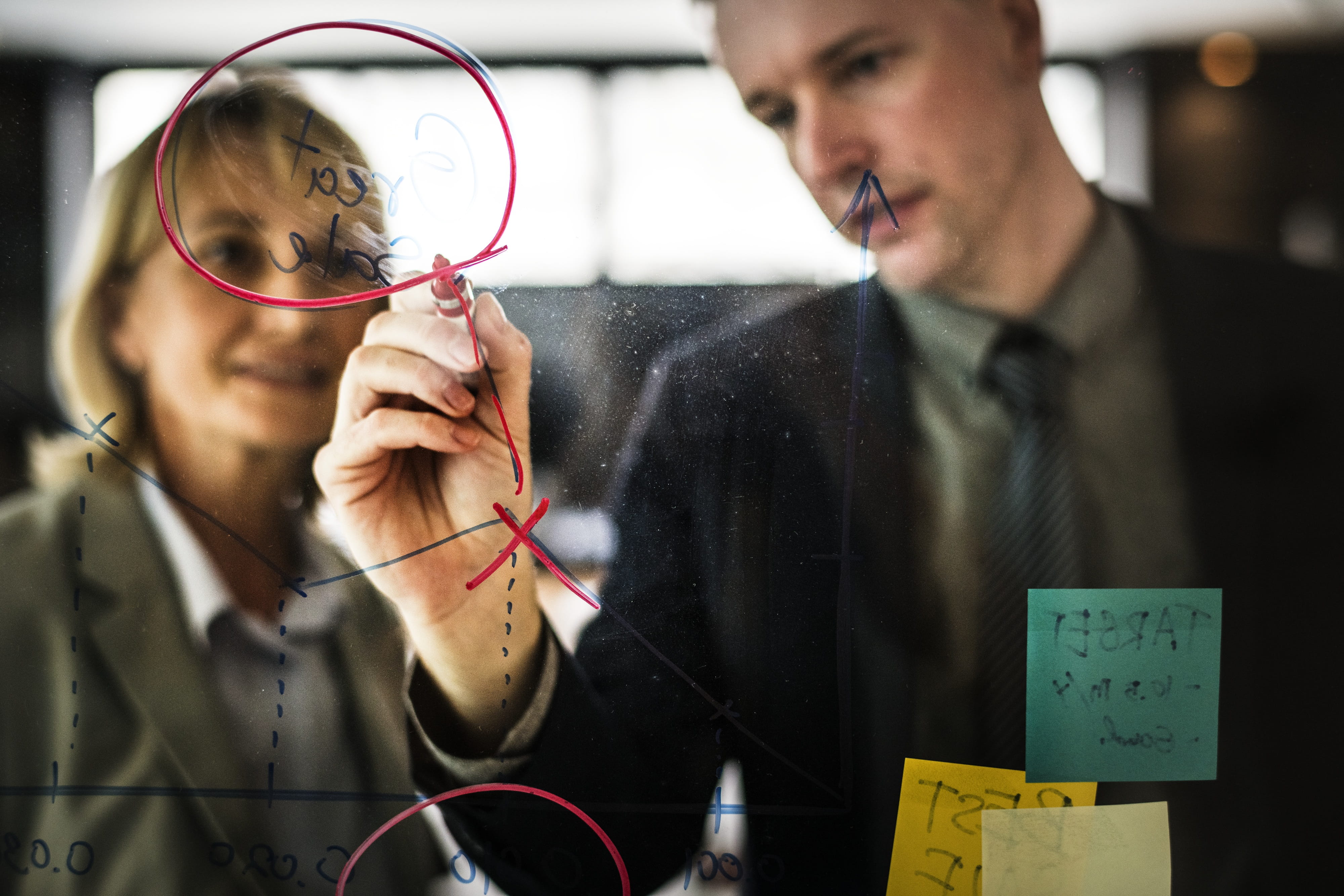creativity, focus on foreground, glass - material, communication, briefing, text, indoors, closeup, brainstorming, corporate, european, front view, colleagues, HD Wallpaper