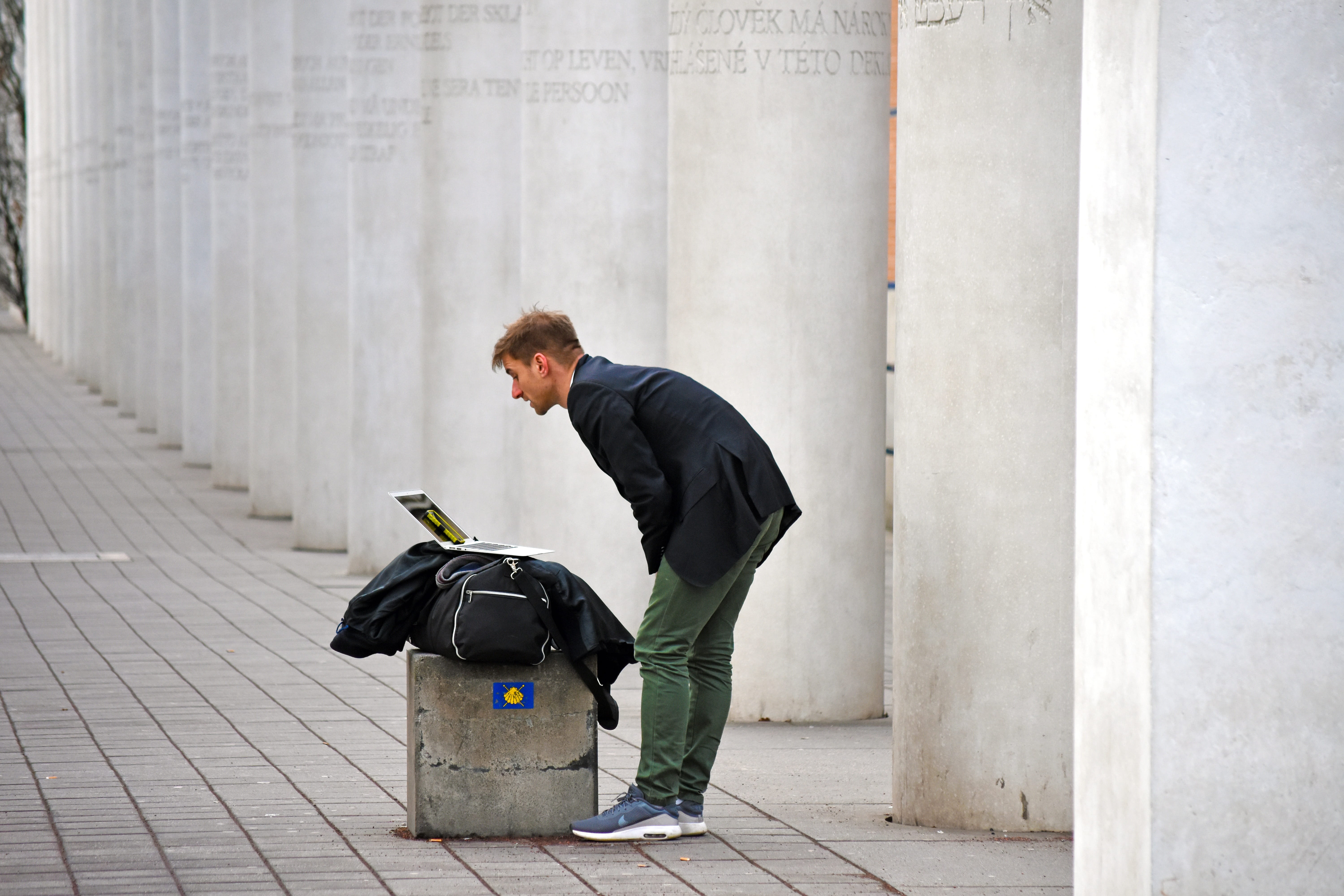 young men, 5K, outdoors, business person, one person, architecture, concrete, full length, young adult, adult, men, day, on the move, bag, suitcase, aboral, HD Wallpaper