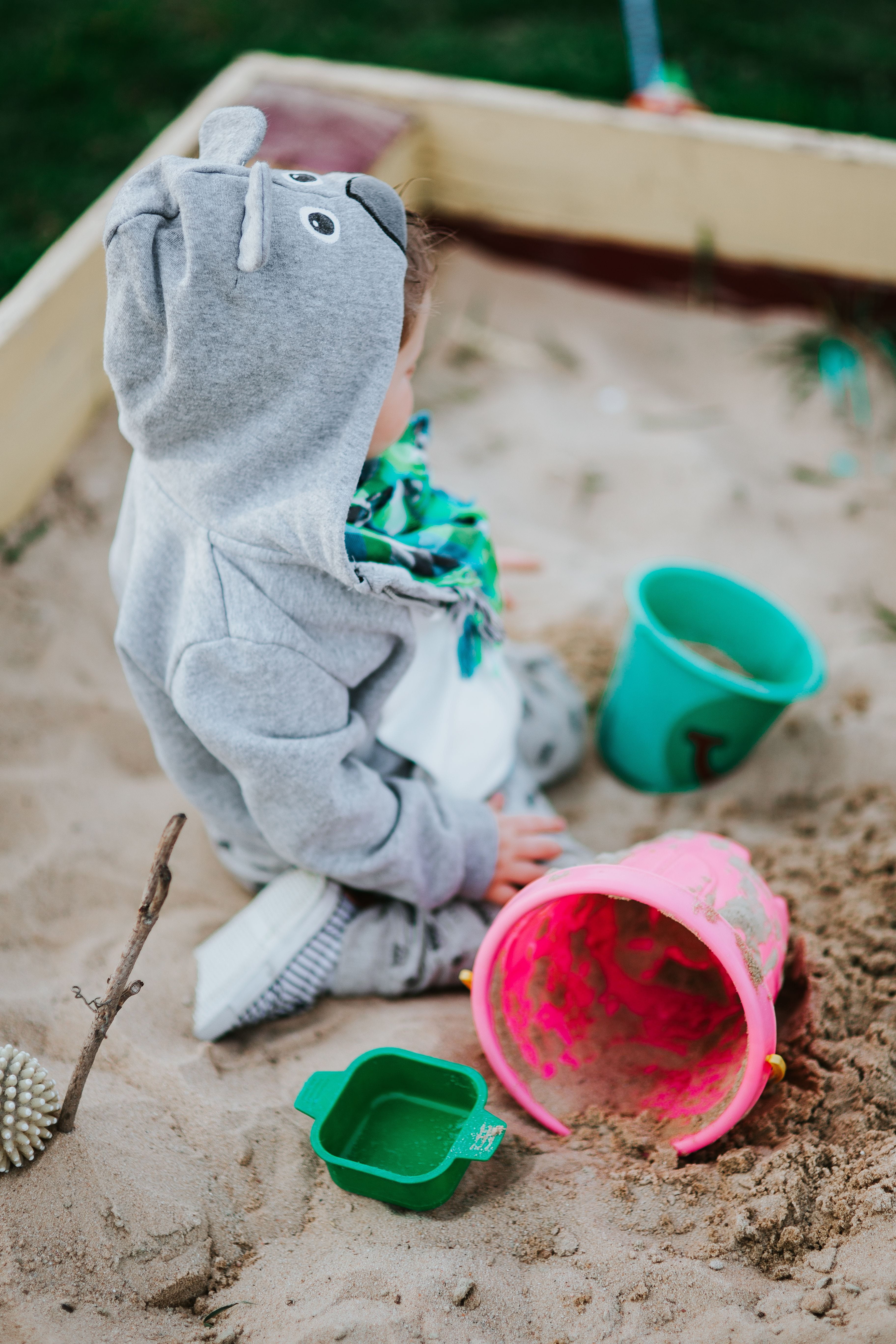 one person, dirty, kid, toy, innocence, real people, day, people, selective focus, 5K, nature, sand, lifestyles, high angle view, girls, fun, land, focus on foreground, Phone HD Wallpaper