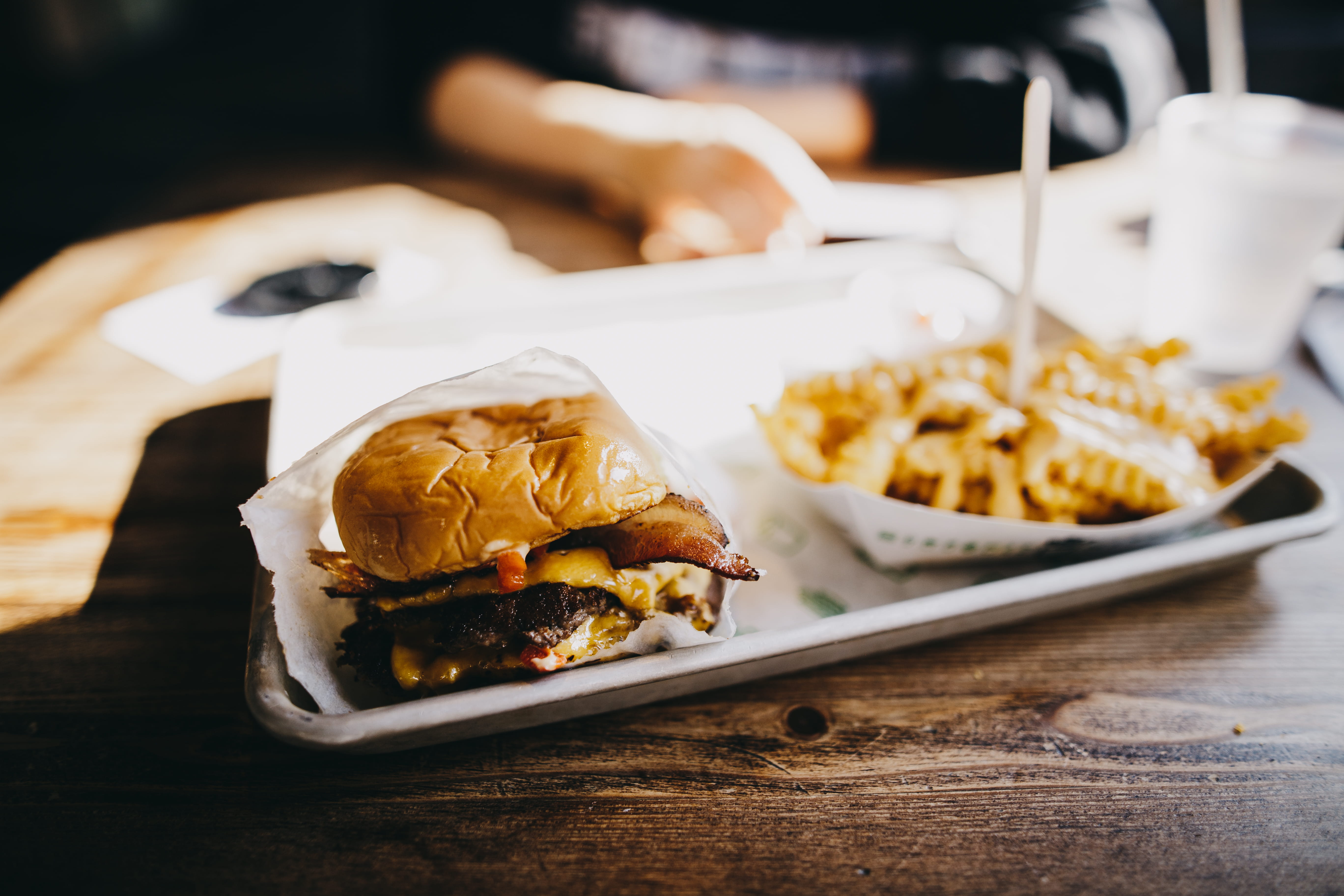 bread, indoors, plate, sandwich, french Fries, fastfood, gourmet, human hand, fast, bun, unhealthy eating, beef, selective Focus, meat, bacon, meal, dish, HD Wallpaper