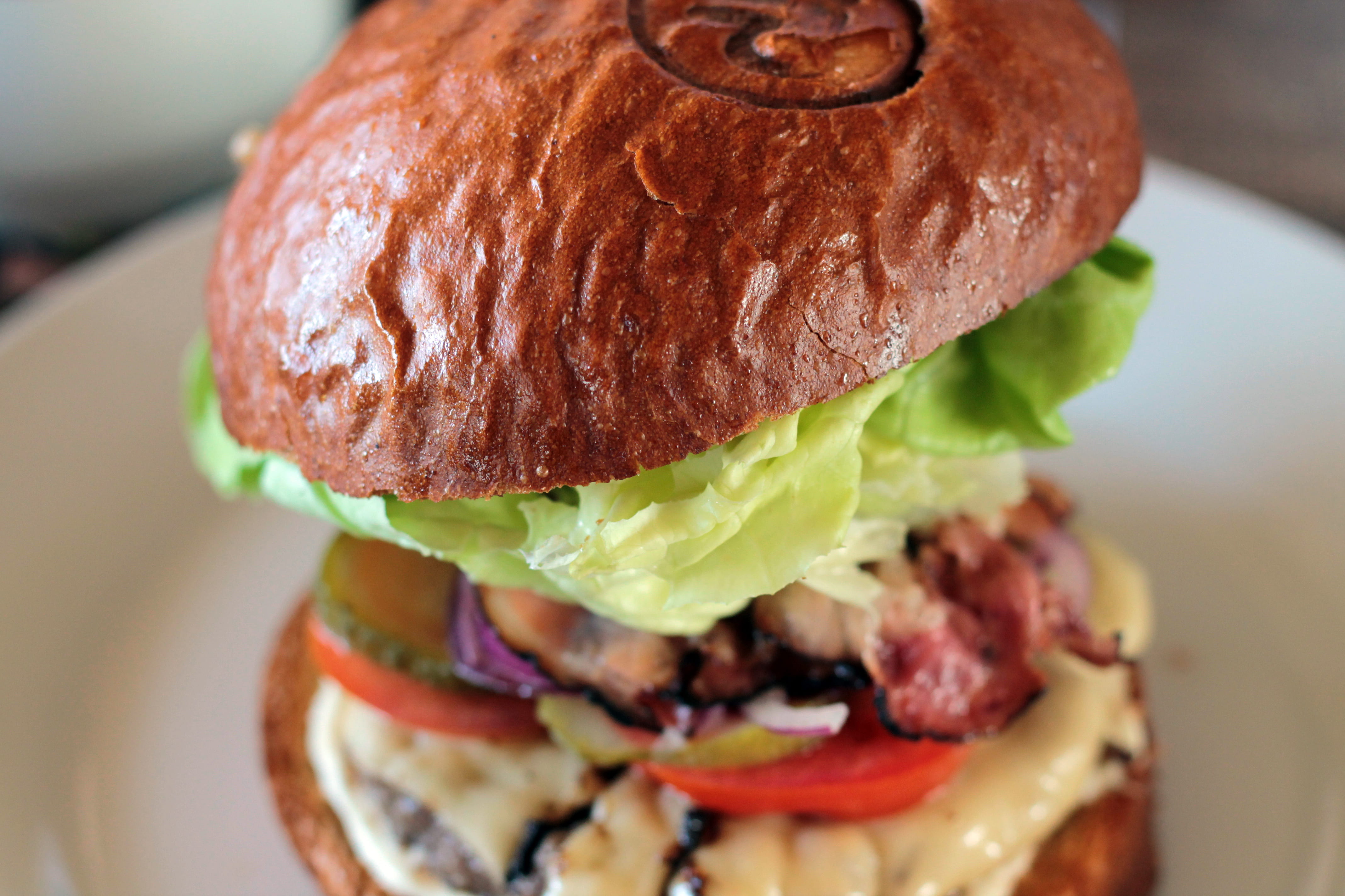 burger, lunch, temptation, indoors, no people, freshness, 4K, food and drink, food, fast food, meat, snack, sandwich, vegetable, close-up, ready-to-eat, HD Wallpaper