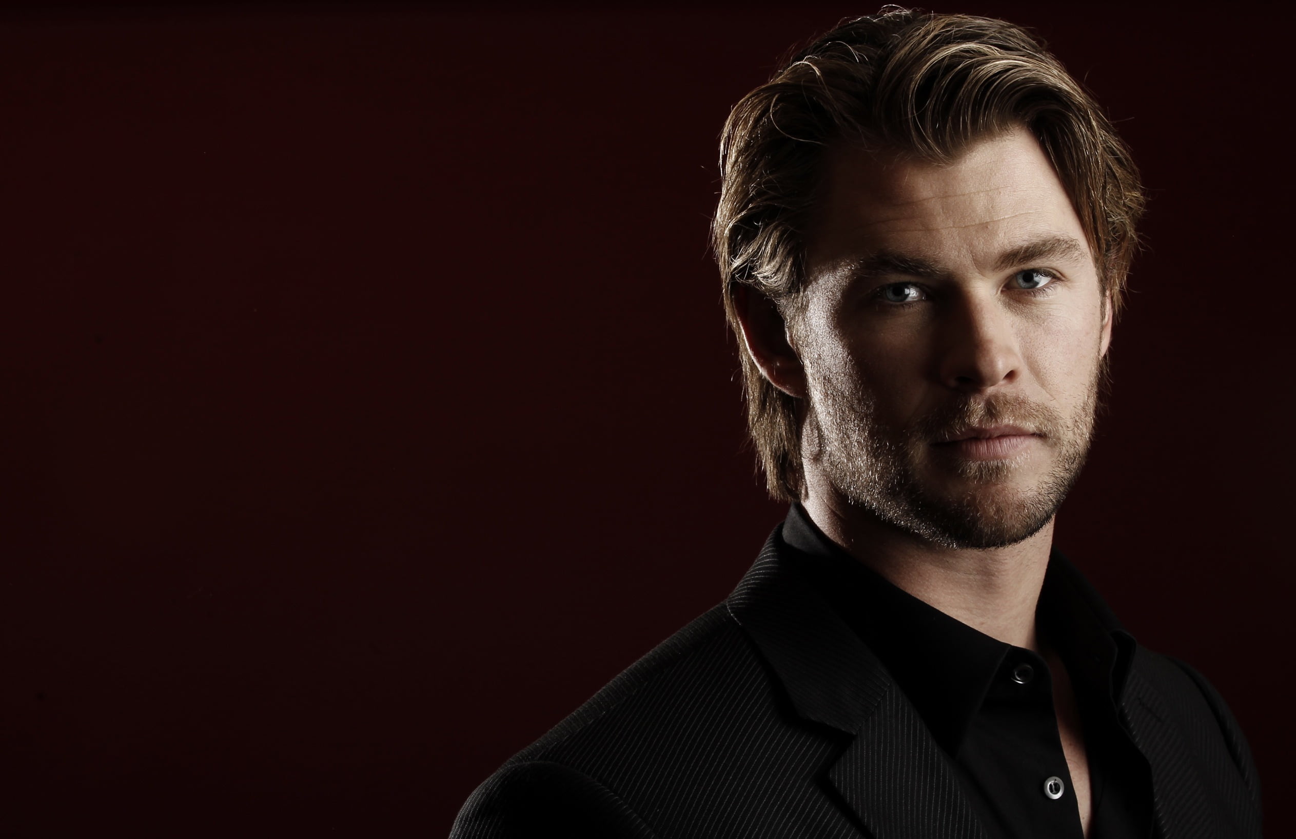 actor, hemsworth, hairstyle, contemplation, confidence, Hollywood Celebrities, handsome, copy space, dark, looking at camera, chris, american, indoors, HD Wallpaper