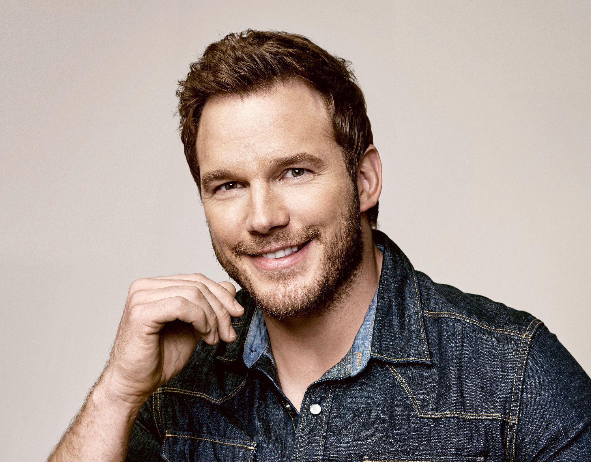 photographer, shirt, Wonderwall, smile, jeans, 1080P, look, Chris Pratt, background, actor, Steve Schofield, portrait, HD Wallpaper